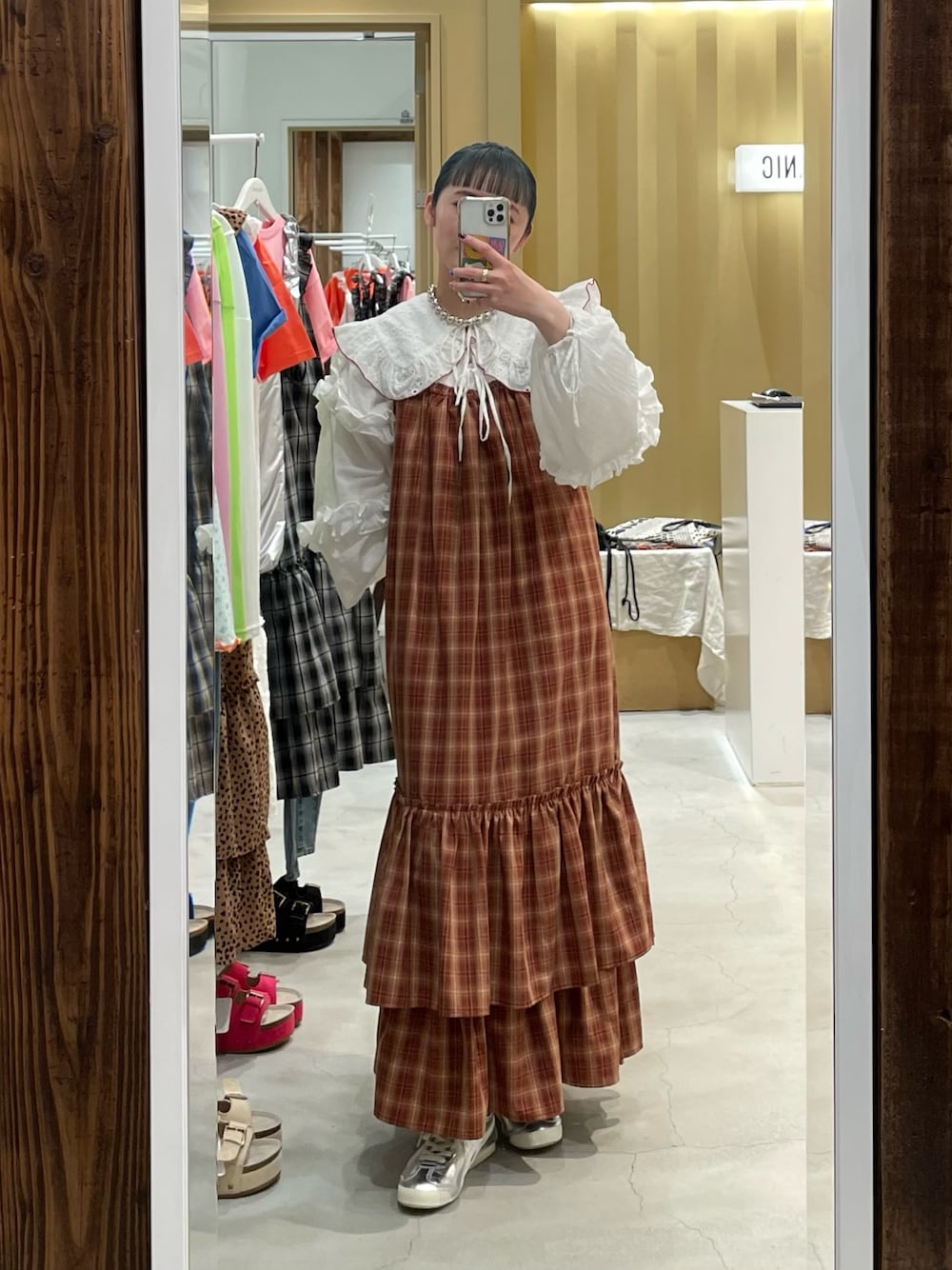 「ciaopanic、チャオパニック、春、春コーデ、春夏コーデ、春アウター、春色、春服、ワンピ、ワンピース、ワンピーススタイル、ワンピースコーデ、キャミワンピ、キャミワンピース、キャミワンピコーデ」｜「HELLO.SANFRANCISCOの【あや企画】【HELLO.SANFRANCISCO/ハローサンフランシスコ】配色ステッチフリルチュニック（チュニック、ホワイト系）」を使った、つぐみさん（レディース・162cm）の春コーディネートの1枚目の写真