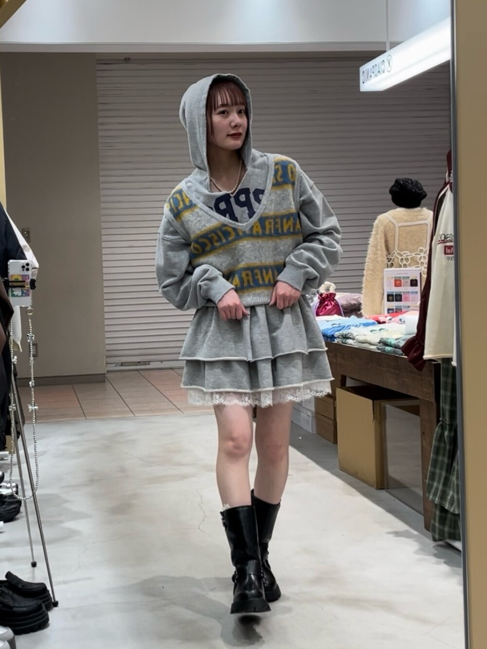 「ciaopanic、チャオパニック、グレー、グレーコーデ、ワントーン、ワントーンコーデ、レイヤード、レイヤードスタイル、スウェット、パーカー、ベスト、ニット、ニットベスト、スカート、ミニスカート」｜「RePRODUCTION LABELの【RePRODUCTION LABEL / リプロダクションレーベル】スキッパーフーディー（パーカー、グレー系）」を使った、つぐみさん（レディース・162cm）の冬コーディネートの1枚目の写真