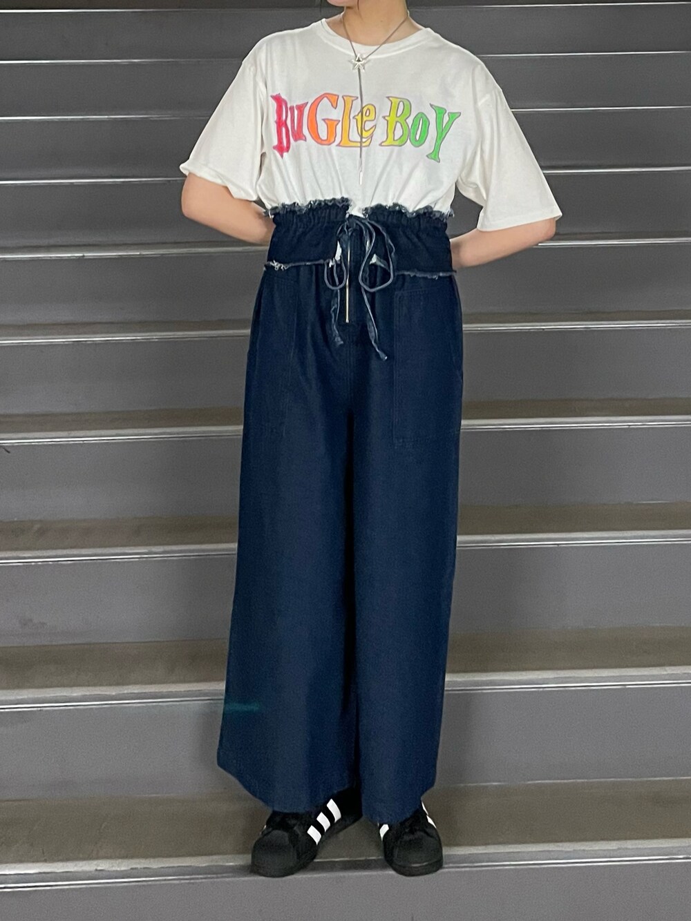 「ciaopanic、チャオパニック、お出かけコーデ、シンプルコーデ、シンプルスタイル、ロゴT、夏ファッション、白Tシャツ、Tシャツ、ホワイト、サロペット、デニムサロペット、デニム、162cm、骨格ストレート」｜「CIAOPANICの【BUGLE BOY/ビューグル ボーイ】古着ライクショート丈Tシャツ（Tシャツ/カットソー、ホワイト系）」を使った、つぐみさん（レディース・162cm）の夏コーディネートの1枚目の写真