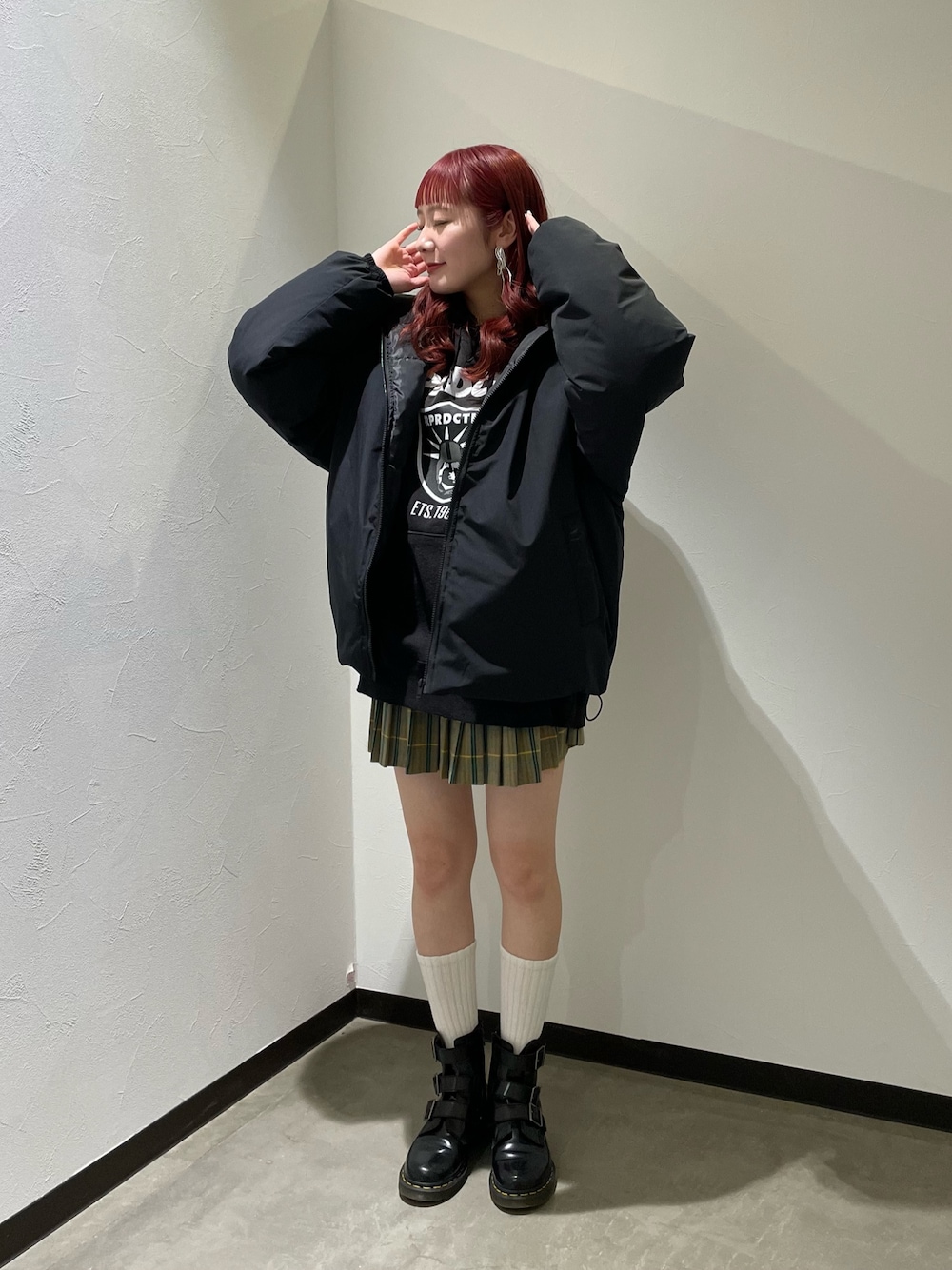 「ciaopanic、チャオパニック、アウター、アウターコーデ、ブラック、ブラックコーデ、スウェット、スカート、スカートスタイル、スカートコーデ、ミニスカート、ミニスカートコーデ」｜「CIAOPANICのプリーツミニスカート（スカート、ブラウン系）」を使った、つぐみさん（レディース・162cm）の冬コーディネートの1枚目の写真