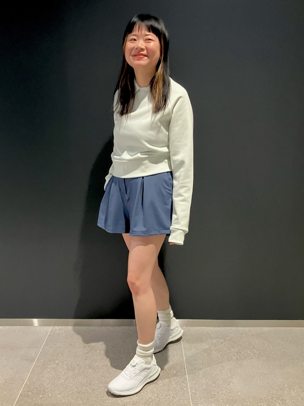 「adidas、アディダス、ゴルフ、ゴルフウェア、ゴルフシューズ、adidas golf、アディダスゴルフ」｜「adidasのGO-TO タックショーツ（その他パンツ、ブルー系）」を使った、THさん（レディース・160cm）の春コーディネートの1枚目の写真