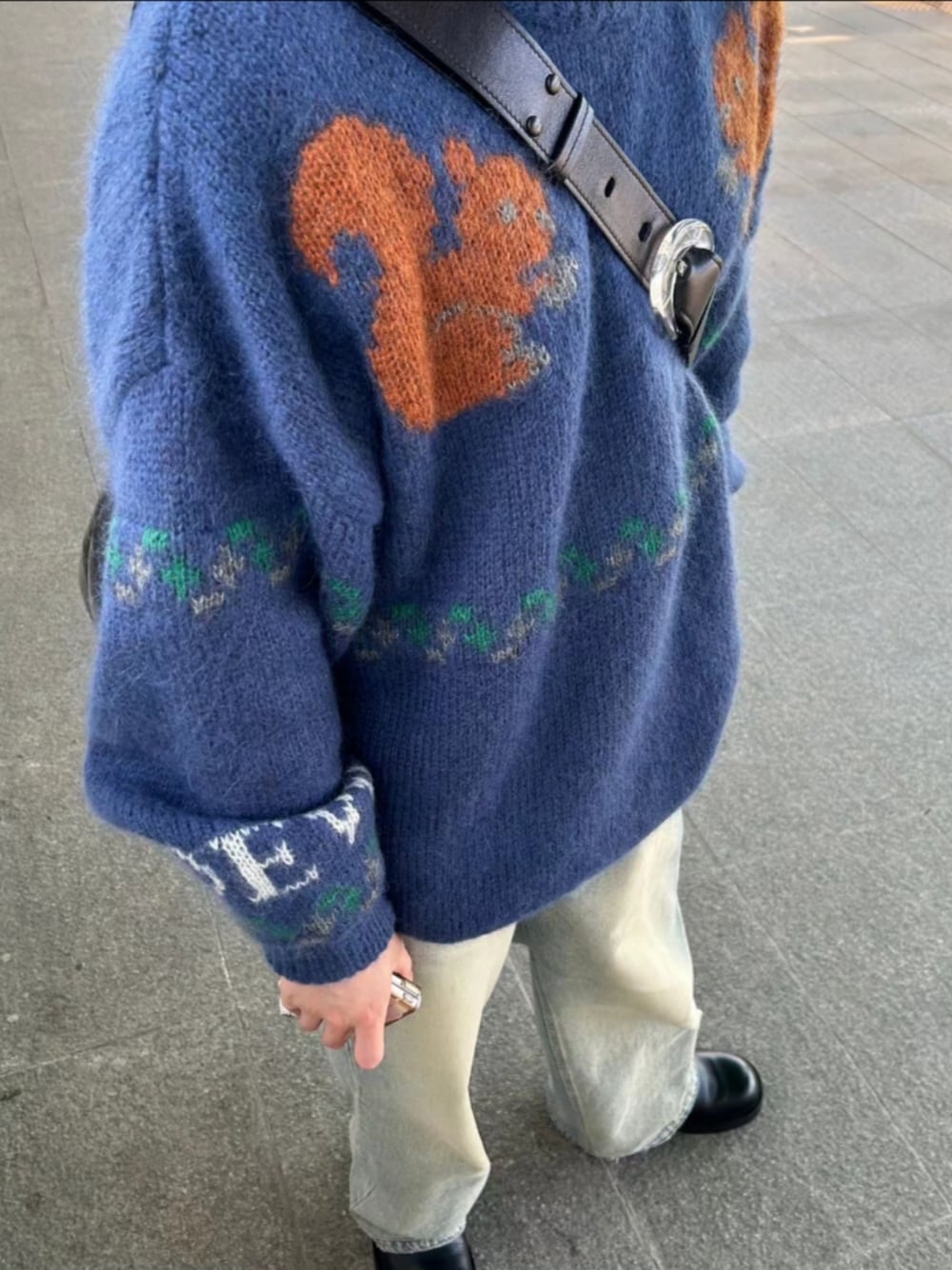 LOEWE ネイビー ウール セーター 肘パッチ付き LOEWE ネイビー ウール セーター 肘パッチ付き