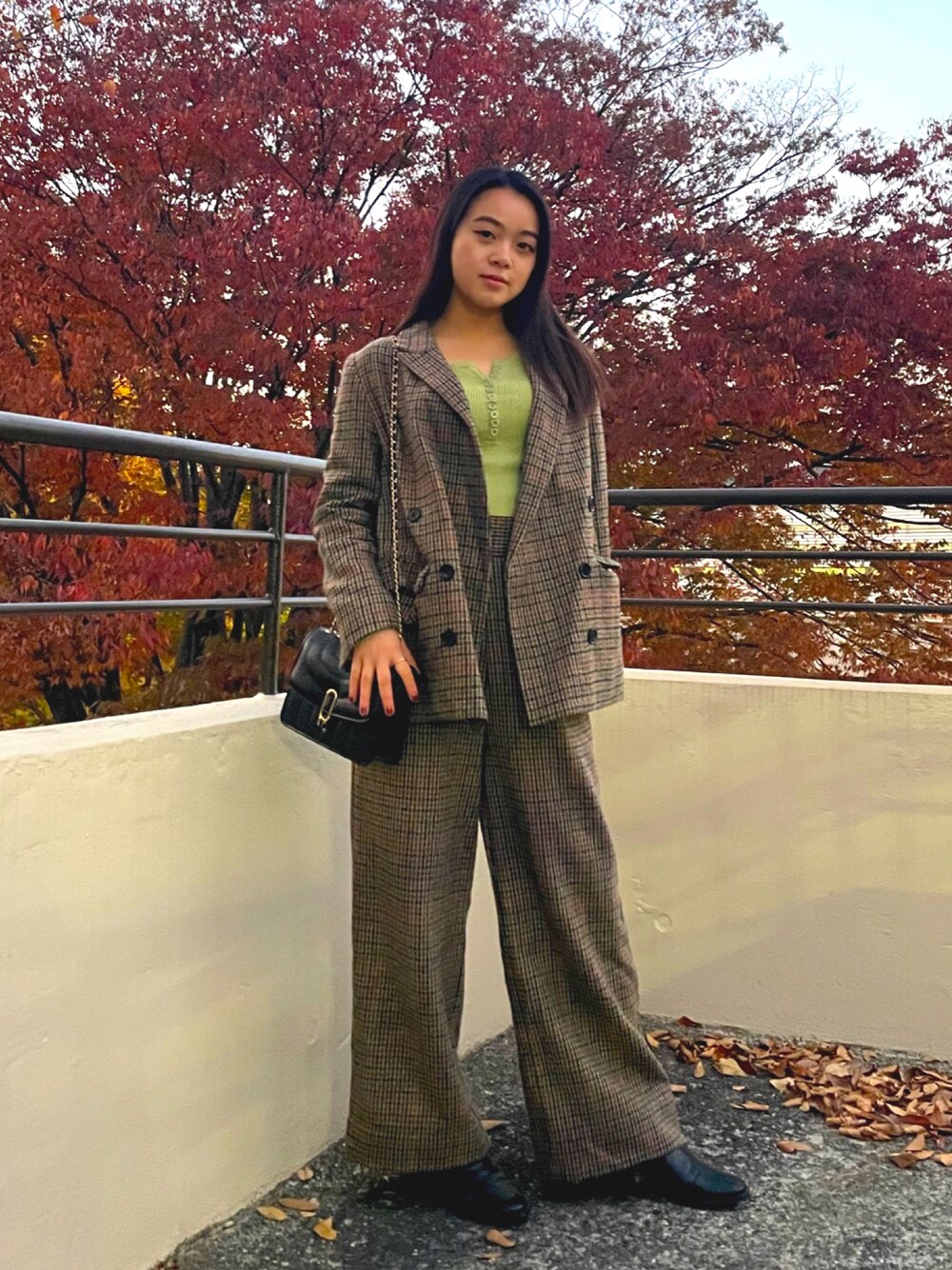「秋服、低身長女子、カラーコーデ、セットアップ、ジャケット、骨格ストレート」｜「SENSE OF PLACE by URBAN RESEARCHのアイテム（セットアップ、ブラウン系）」を使った、Ayumiさん（レディース・152cm）の秋コーディネートの1枚目の写真