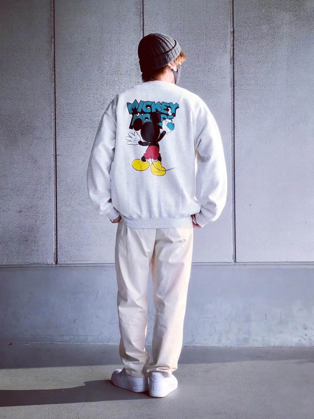 「ロゴスウェット、ワイドパンツ、ニット帽、冬コーデ、ビッグシルエット、マイベストコーデ2022、大人カジュアル、ストリート、休日スタイル、ワントーンコーデ、ILL'S、NIKE、エアフォースワン、ミッキー、いいね、save、フォローお願いします🤑」｜「Disneyの【Disney】バックプリント / ワンポイント刺繍 / ピグメント加工 プリントスウェット（スウェット、グレー系）」を使った、まーくんさん（メンズ・177cm）の冬コーディネートの1枚目の写真