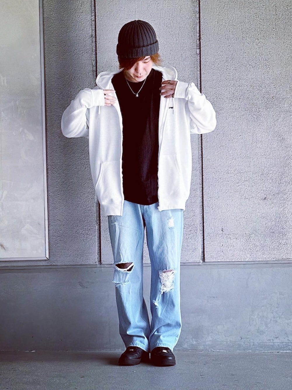 「パーカー、デニム、スニーカー、ほめられ本命コーデ、ストリート、レイヤードスタイル、春コーデ、春色、confirm、Red Cap Girl、NIKE」｜「UNIQLOのクルーネックＴ（半袖）（Tシャツ/カットソー、ブラック系）」を使った、まーくんさん（メンズ・177cm）の冬コーディネートの1枚目の写真