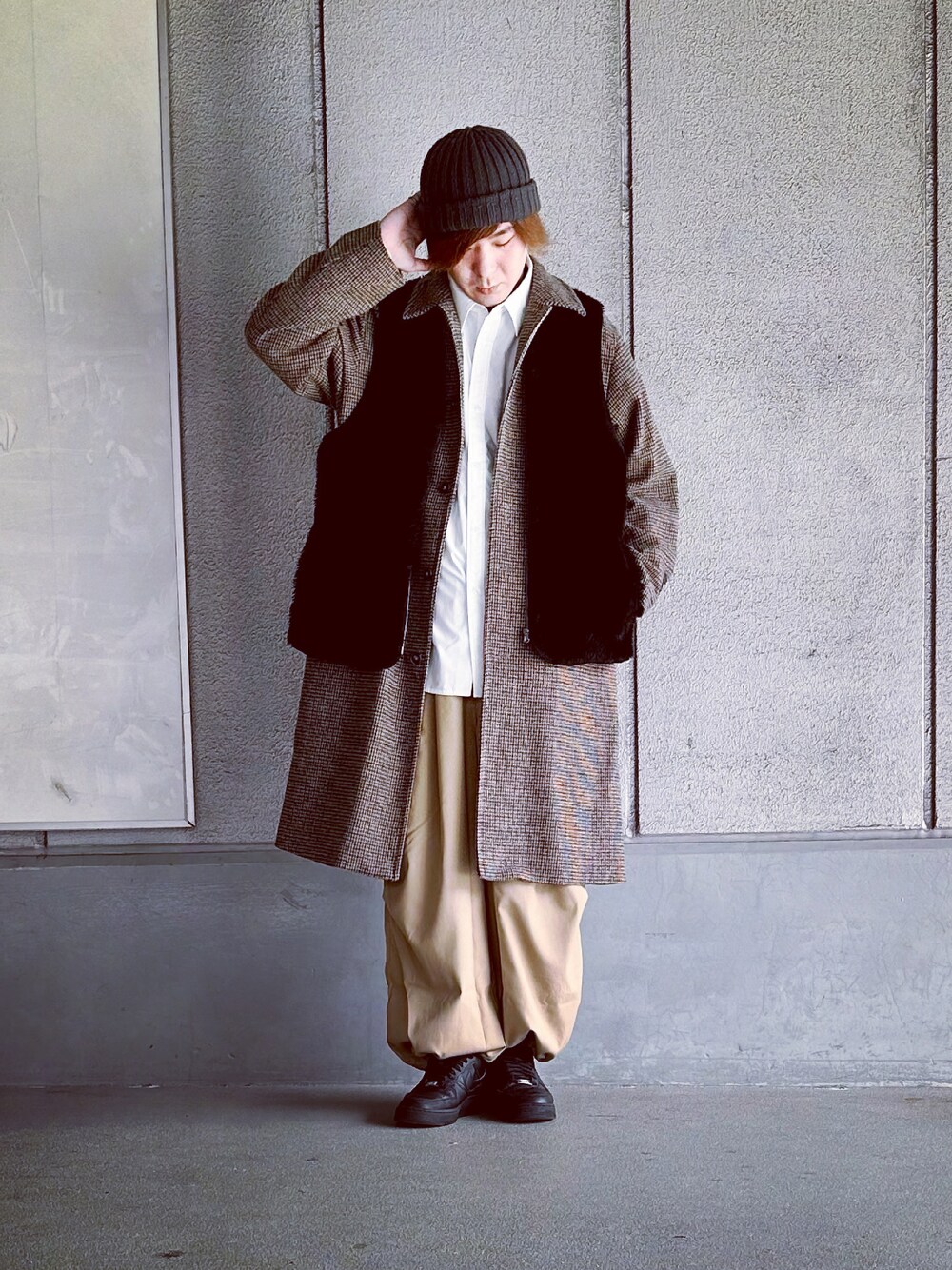 「ほめられ本命コーデ、ロングコート、スニーカー、シャツスタイル、ベスト、カーゴパンツ、きれいめカジュアル、春アウター、confirm、UNIQLO、レイヤードスタイル、チェック」｜「UNIQLOのエクストラファインコットンブロードオーバーサイズシャツ（長袖）（シャツ/ブラウス、ホワイト系）」を使った、まーくんさん（メンズ・177cm）の冬コーディネートの1枚目の写真