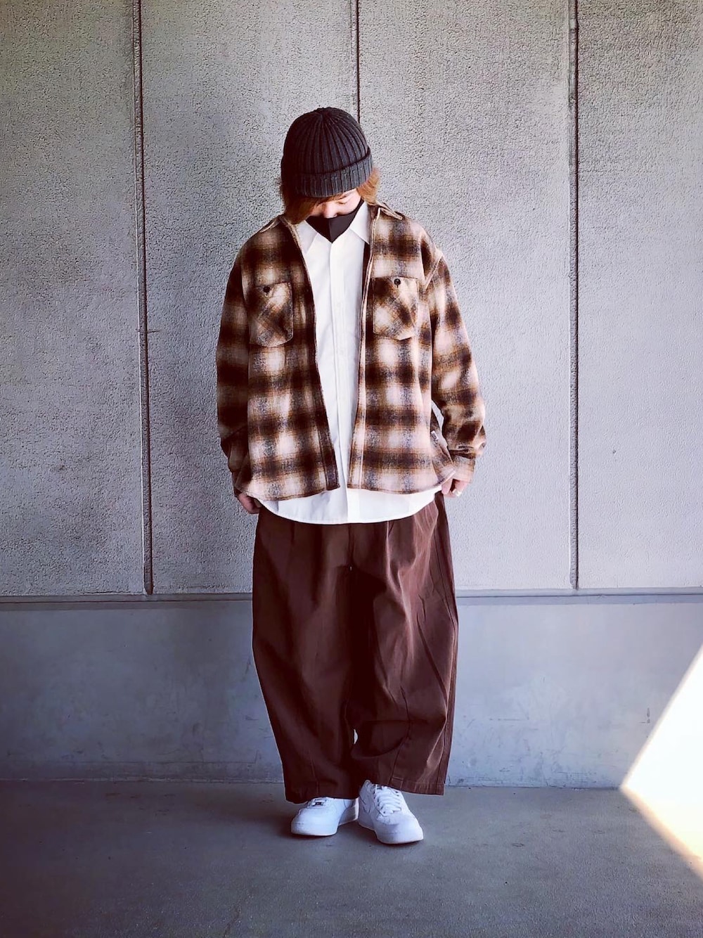 「シャツ、ジャケット、ワイドパンツ、ブラウン、ワントーンコーデ、大人カジュアル、ストリート、ニット帽、プチプラ、confirm、ILL'S、NIKE、エアフォースワン、いいね、save、フォローお願いします🤑」｜「Confirmのルーズベーシックシャツ【Confirm】（シャツ/ブラウス、ホワイト系）」を使った、まーくんさん（メンズ・177cm）の秋コーディネートの1枚目の写真