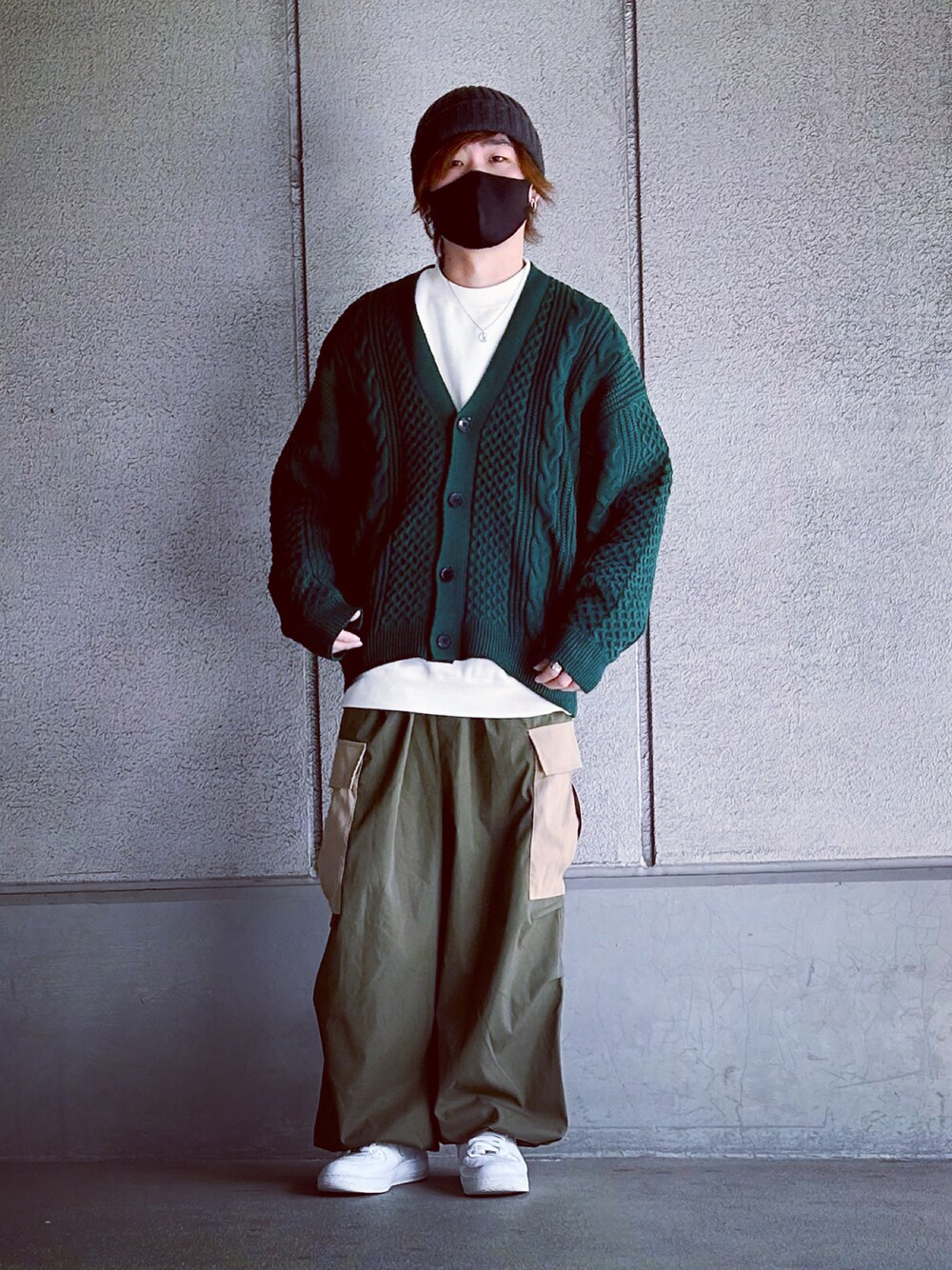 「カーディガン、ニット、カーゴパンツ、レイヤードスタイル、ビッグシルエット、スニーカー、ミリタリー、私の推しブランド、プチプラ、きれいめカジュアル、confirm、Calvin Klein、NIKE」｜「Confirmのルーズシルエット ボリュームニット オーバーサイズ ケーブルカーディガン【Confirm】（カーディガン/ボレロ、グリーン系）」を使った、まーくんさん（メンズ・177cm）の冬コーディネートの1枚目の写真