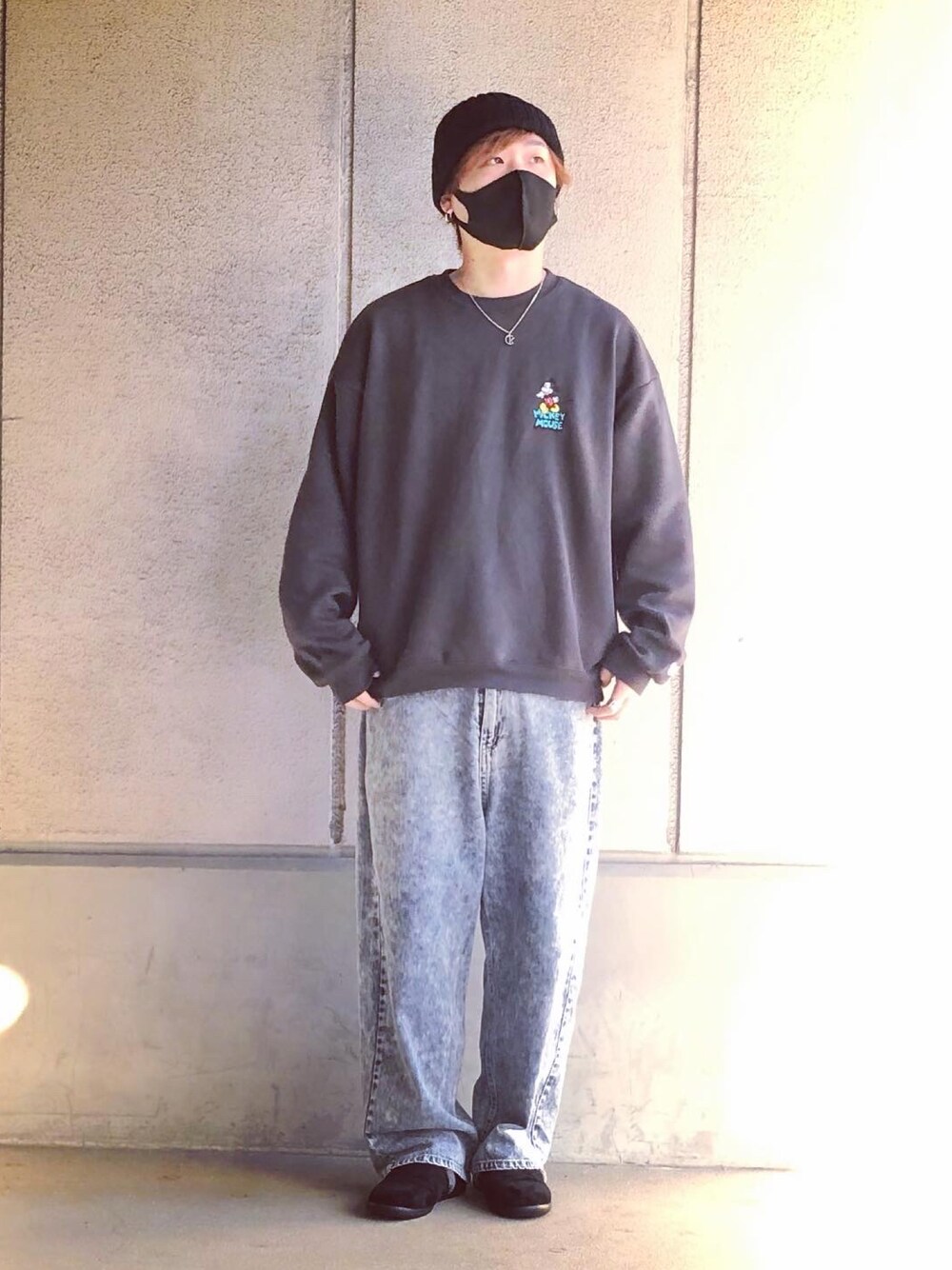 「スウェット、デニム、ストリート、プチプラ、ロゴスウェット、冬コーデ、ILL'S、Calvin Klein、CASPER JOHN、ビッグシルエット、ミッキー、いいね、save、フォローお願いします🤑」｜「Disneyの【Disney】バックプリント / ワンポイント刺繍 / ピグメント加工 プリントスウェット（スウェット、グレー系）」を使った、まーくんさん（メンズ・177cm）の冬コーディネートの1枚目の写真