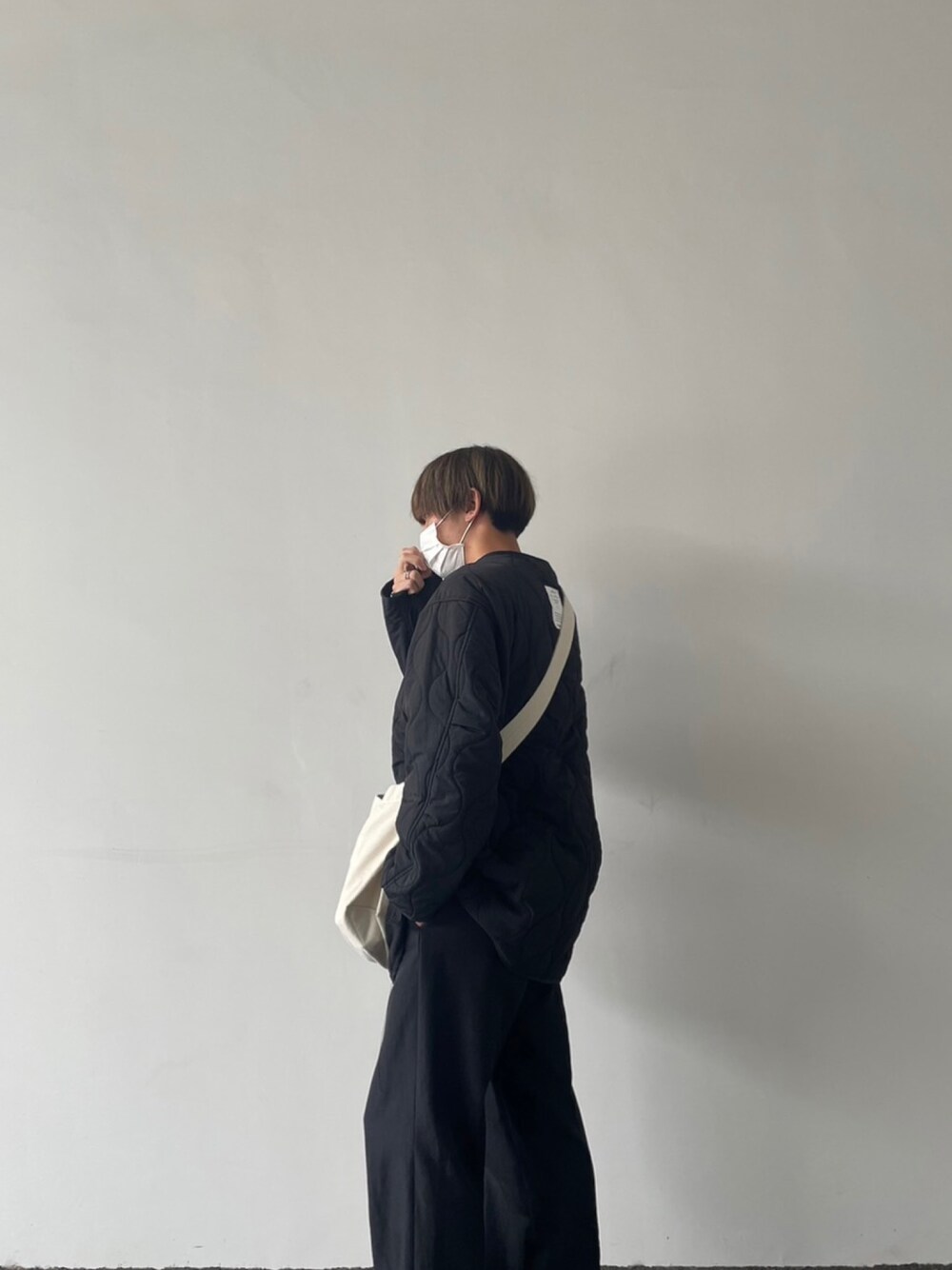 「秋ルック紹介するよ、秋服コーデ、おしゃれさんと繋がりたい、今日のコーデ、シンプルスタイル、秋のコーデ、カジュアル、プチプラ、キレイめコーデ、きれいめカジュアル、ビッグシルエット、remer」｜「kutirのアイテム（ショルダーバッグ、ベージュ系）」を使った、けーごさん（メンズ・178cm）の秋コーディネートの1枚目の写真