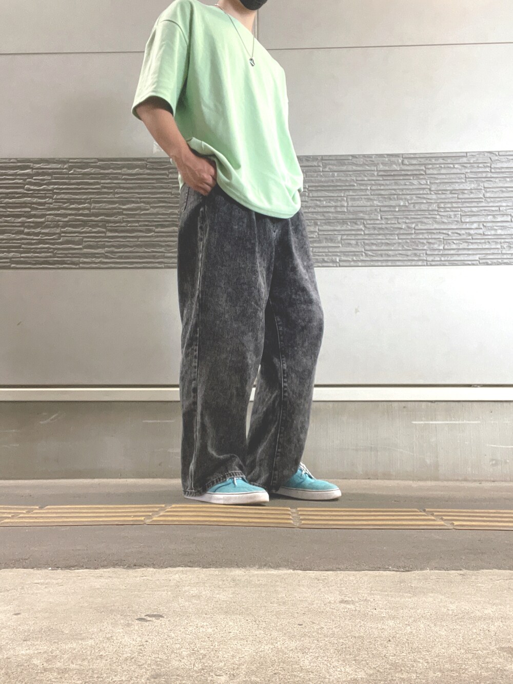 グリーン系のTシャツ/カットソー、ブラック系のデニムパンツ、ブルー系のスニーカーを着用したメンズの夏コーディネートの1枚目の写真