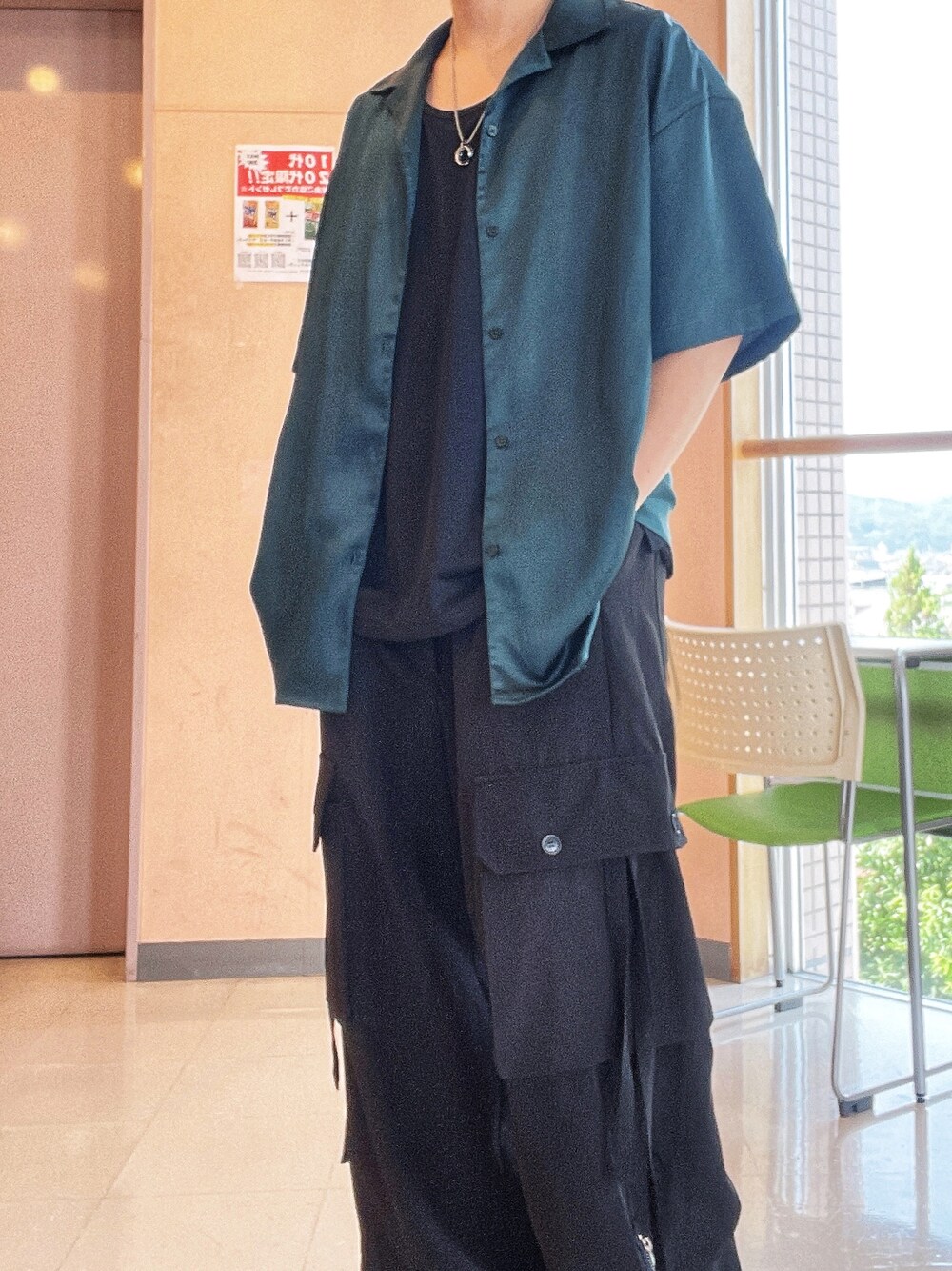 グリーン系のシャツ/ブラウス、ブラック系のタンクトップ、ブラック系のスラックスを着用したメンズの夏コーディネートの1枚目の写真