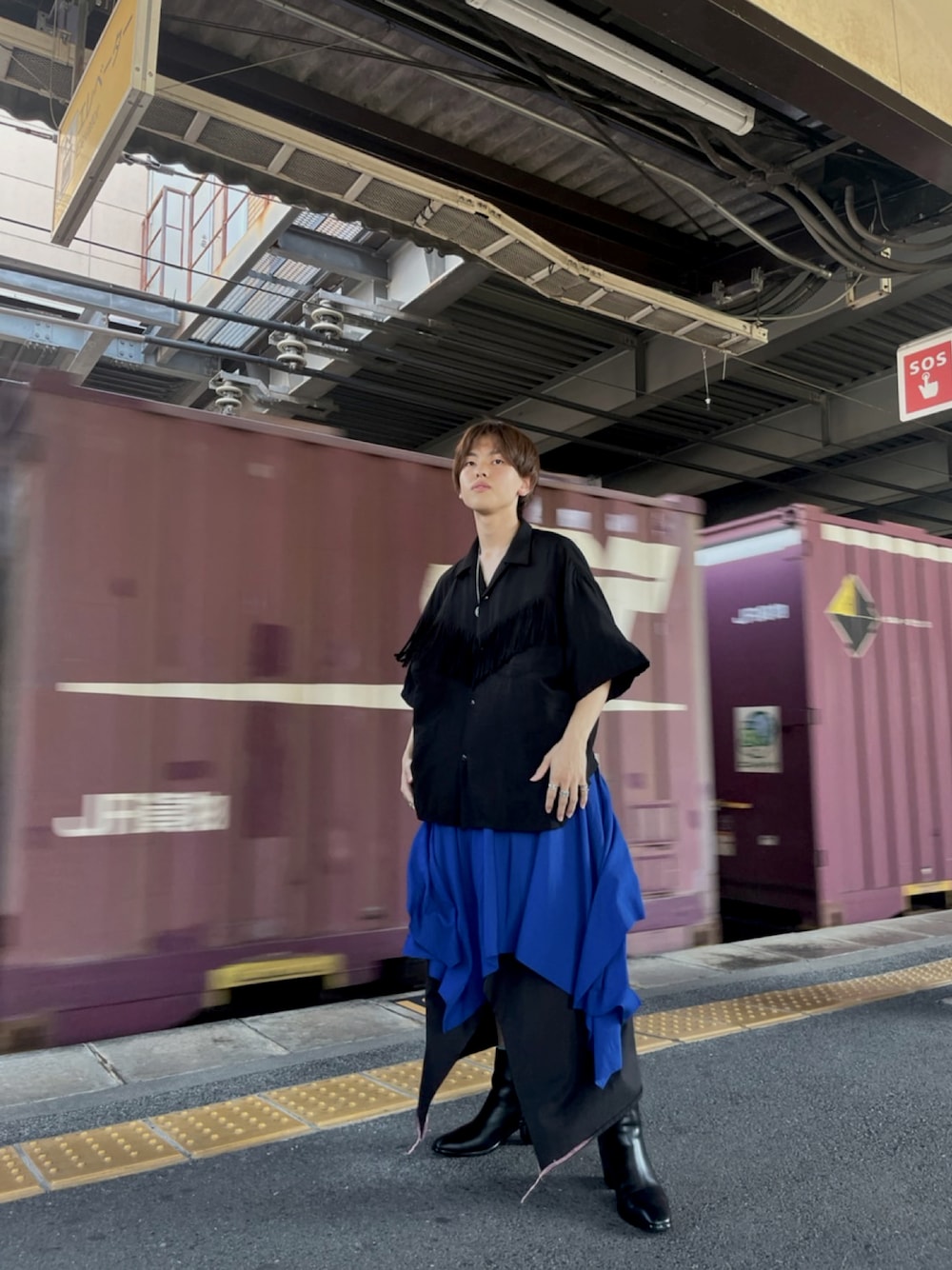 ブラック系のシャツ/ブラウス、ブルー系のスカート、ブラック系のブーツを着用したメンズの夏コーディネートの1枚目の写真