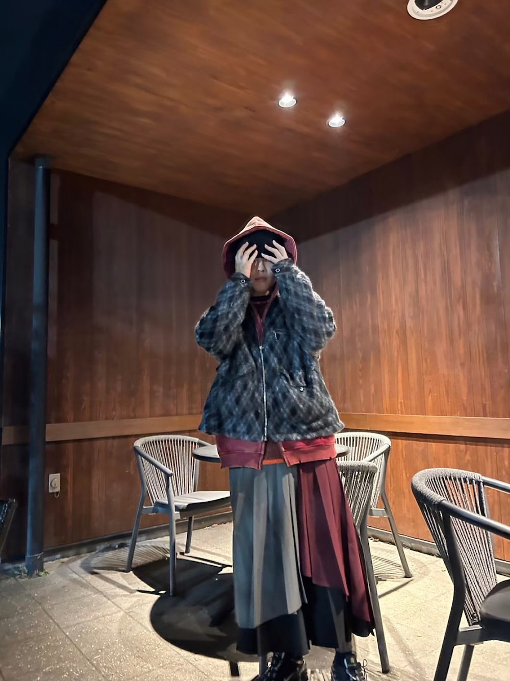 「カフェ、夜カフェ、メンズスカート、重ね着、重ね履き、レイヤードスタイル、HARE、DAIRIKU、Diesel」｜「DAIRIKUのアイテム（ブルゾン、ブラック系）」を使った、mixoleさん（メンズ・172cm）の春コーディネートの1枚目の写真