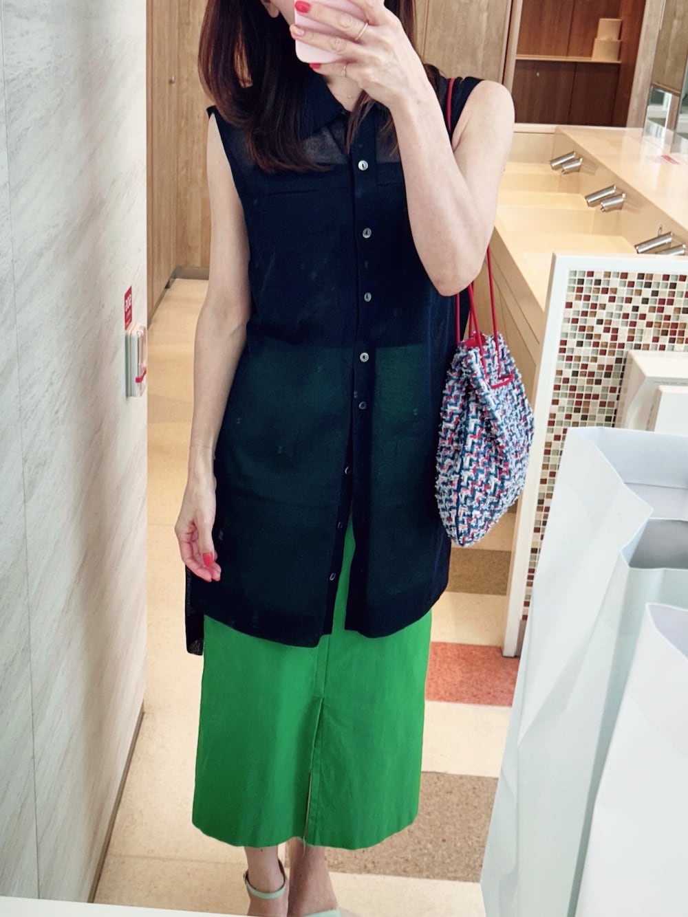 「VERMEIL par ienaのリネンシアーロングシャツ（ニット/セーター、ブルー系）」を使った、yuriiiipさん（レディース・157cm）の夏コーディネートの1枚目の写真