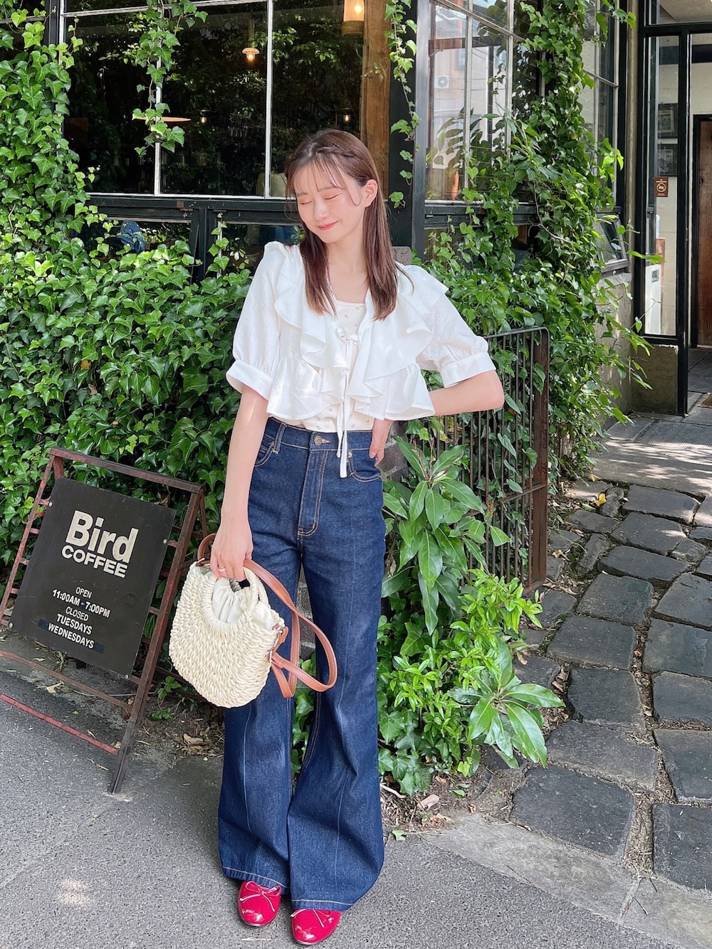 「休日コーデ、ラクチンコーデ、大人コーデ、オトナカジュアル、パンツスタイル、バレーシューズ、GRL」｜「GRLのアイテム（シャツ/ブラウス、ホワイト系）」を使った、あかちゃす🍎あざとお洋服さん（レディース・153cm）の春コーディネートの1枚目の写真