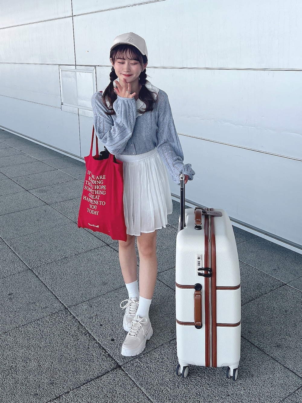 「スニーカー、スニーカーコーデ、空港、春夏コーデ、お出かけコーデ、初夏コーデ、低身長、ガーリー」｜「GRLのアイテム（スカート、ホワイト系）」を使った、あかちゃす🍎あざとお洋服さん（レディース・153cm）の春コーディネートの1枚目の写真