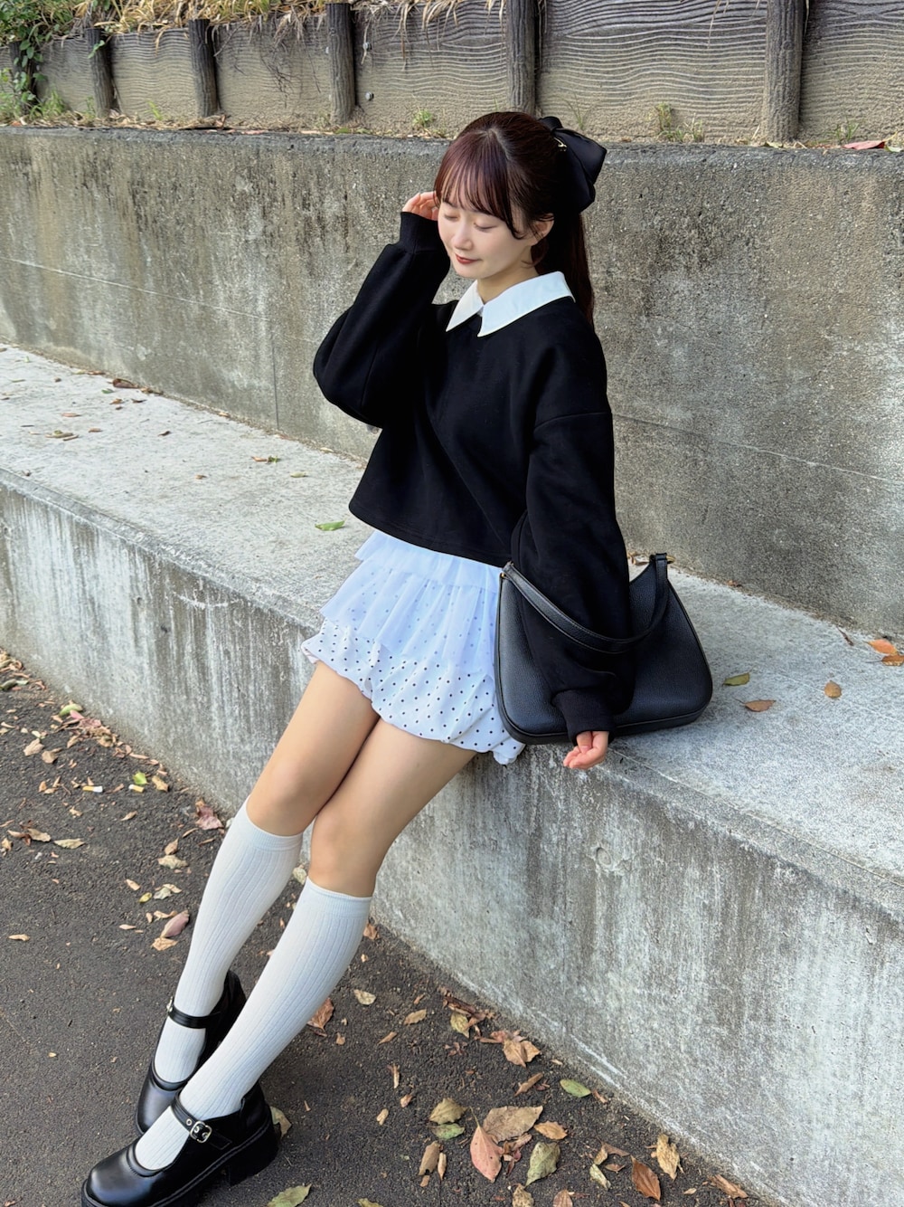 ブラック系のスウェットを着用したレディースの秋コーディネートの1枚目の写真