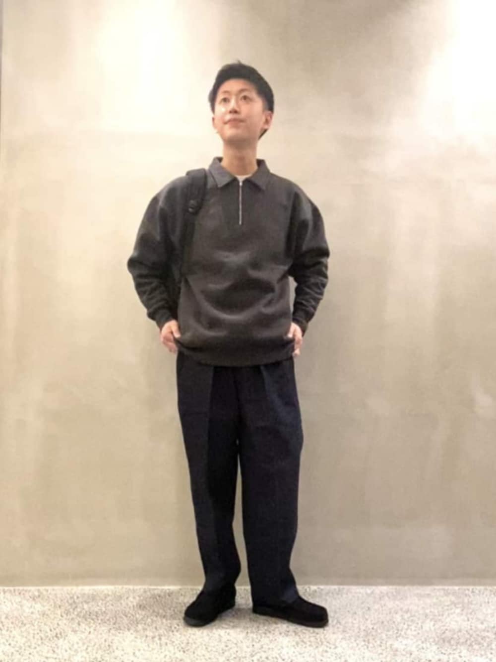 ブラック系のブーツ、ブラック系のスウェット、ブラック系のビジネスバッグを着用したメンズの冬コーディネートの1枚目の写真