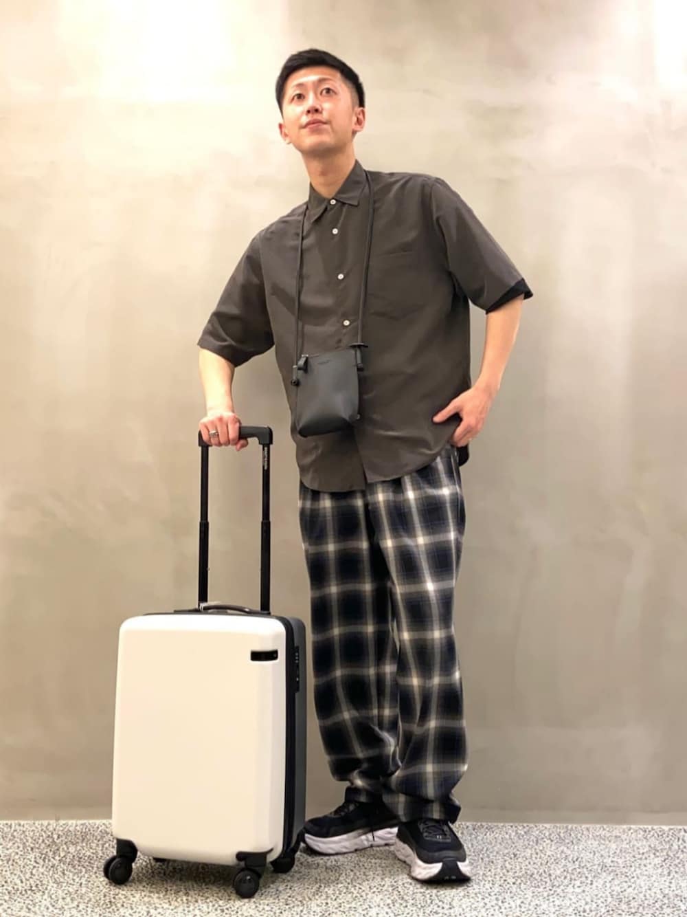 「ベーシック/トラッド、スニーカー、モード、ストリート、トレンド、リラックス、フェミニン、アウトドア、アスレジャー、トラベル /リゾート、骨格ウェーブ、パーソナルカラースプリング、春服、夏服、別注」｜「BEAUTY&YOUTH UNITED ARROWSのシルキータッチ レギュラーフォルム テーパード シャツ（シャツ/ブラウス、グレー系）」を使った、中村（nakamura）さん（メンズ・180cm）の春コーディネートの1枚目の写真