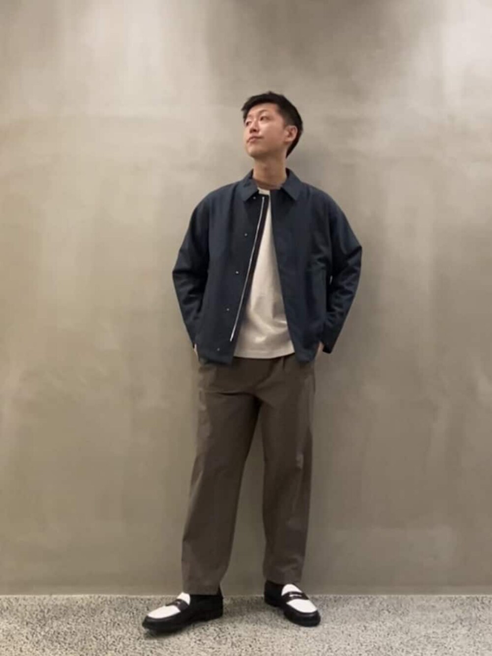 ブラック系のローファー、ベージュ系のTシャツ/カットソー、グレー系のその他パンツを着用したメンズの春コーディネートの1枚目の写真