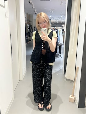 「URBAN RESEARCH DOORS（アーバンリサーチドアーズ）のButton Cotton Knit Vest（ベスト、ブラック系）」を使った、ひなさん（レディース・161cm）の夏コーディネート