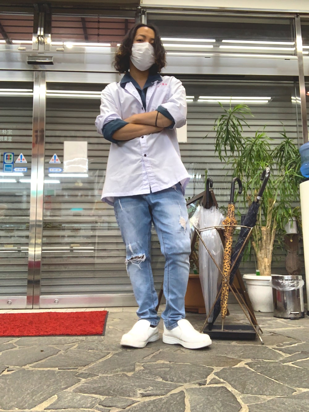 ブルー系のデニムパンツ、ホワイト系のカバーオール、ブルー系のシャツ/ブラウスを着用したメンズの春コーディネートの1枚目の写真