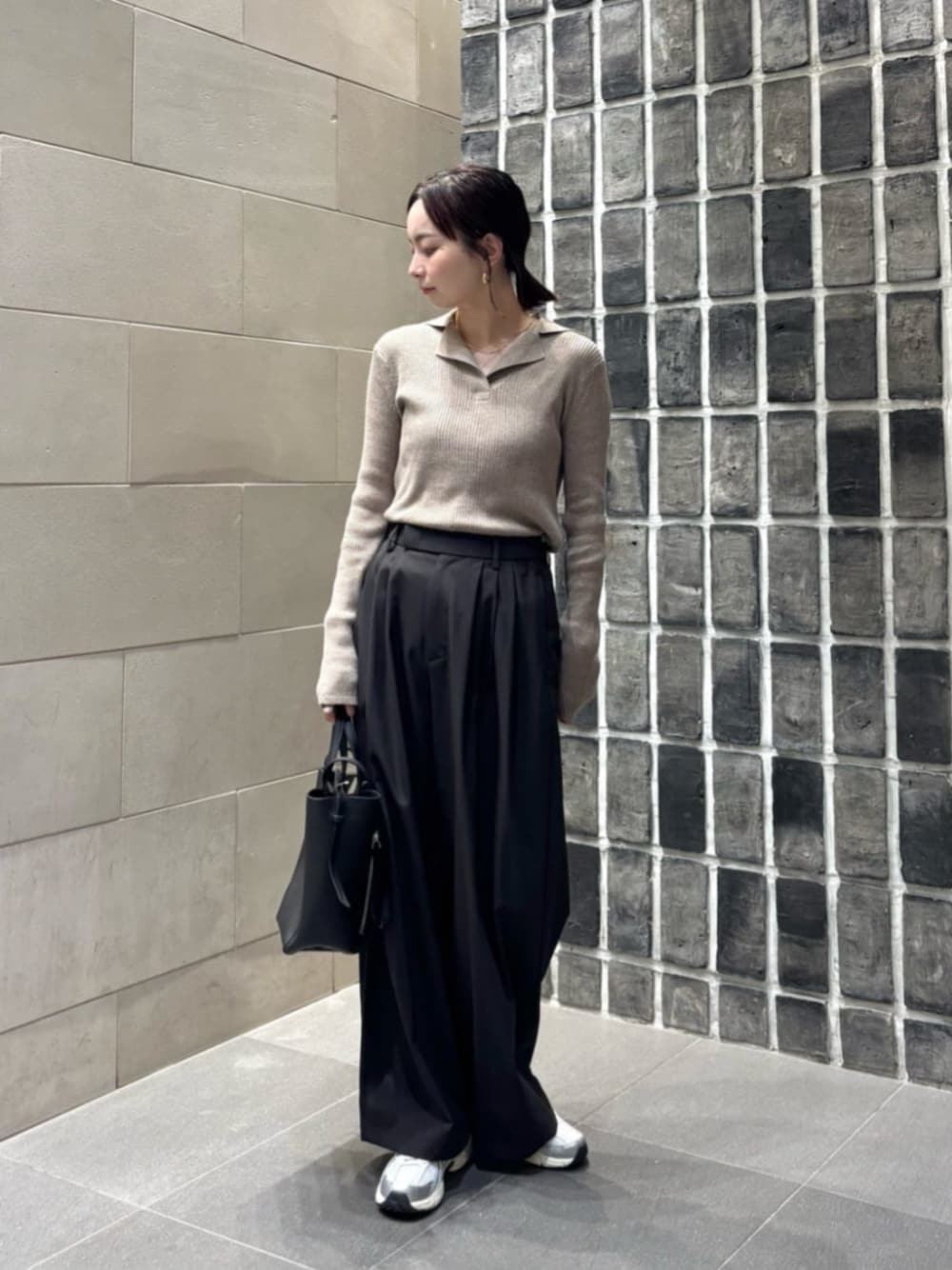 ホワイト系のスニーカー、ブラウン系のその他パンツ、ブラウン系のニット/セーターを着用したレディースの冬コーディネートの1枚目の写真