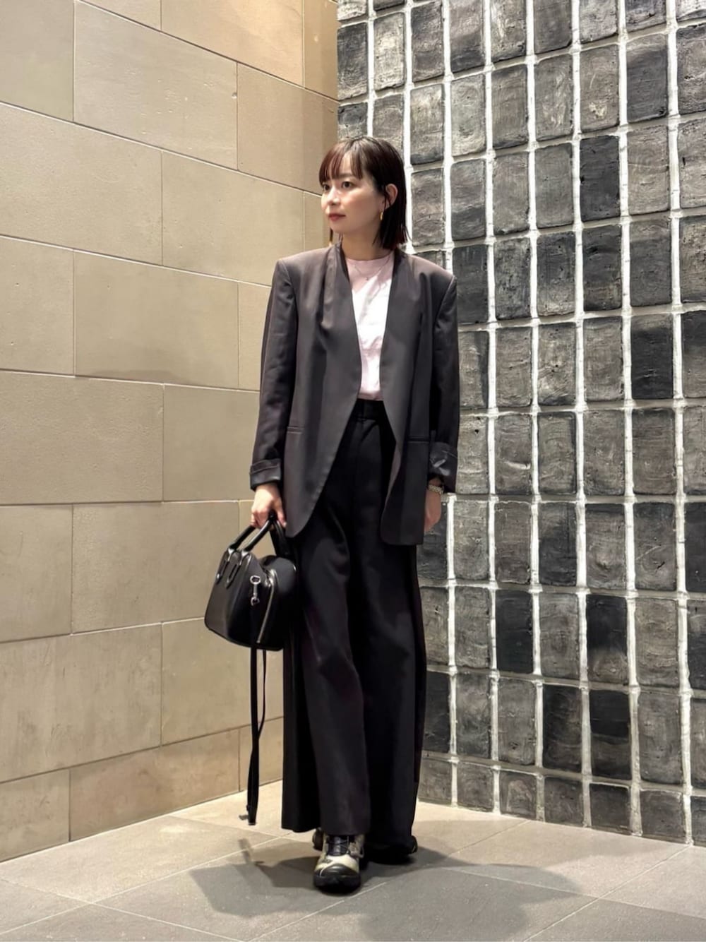 「ベーシック/トラッド、モード、トレンド、リラックス、BEAUTY&YOUTH、通勤コーデ、セットアップ、春服、春コーデ、スニーカー、スポーツミックス」｜「BEAUTY&YOUTH UNITED ARROWSのセルロースナイロン OX カラーレス ジャケット（ノーカラージャケット、グレー系）」を使った、umemuraさん（レディース・158cm）の春コーディネートの1枚目の写真