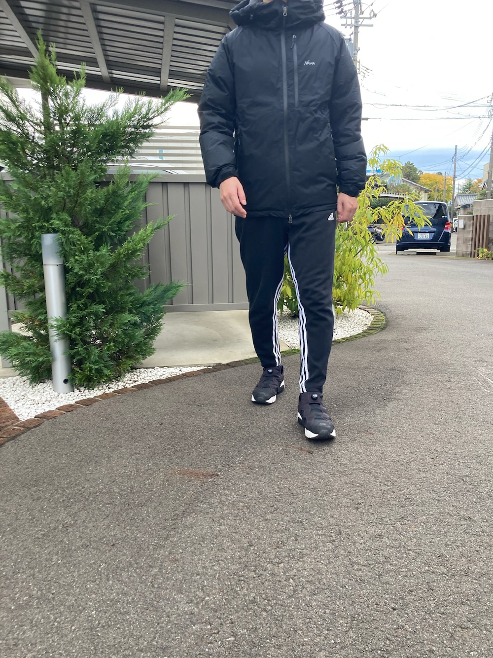 「ウォーキングスタイル、休日コーデ、秋コーデ、ダウンジャケット、NANGA、reebok」｜「NANGAのAURORA DOWN JACKET / オーロラダウンジャケット（メンズ）（ダウンジャケット/コート、ブラック系）」を使った、hiromixxさん（メンズ・180cm）の秋コーディネートの1枚目の写真