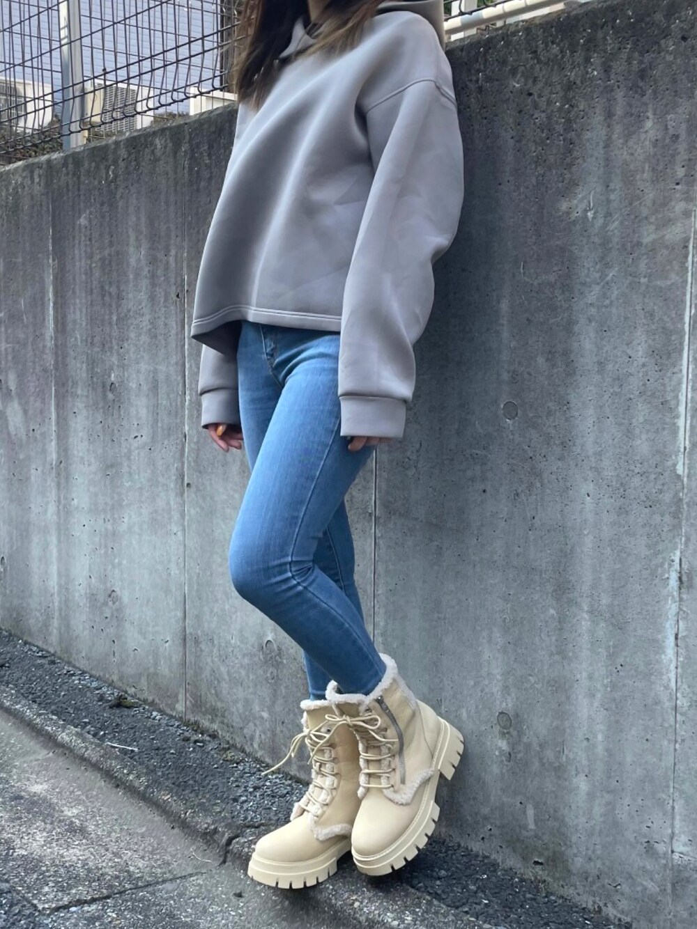 「パーカー、スウェット、デニムパンツ、デニム、ブーツ、ムートンブーツ、レースアップシューズ、厚底シューズ、ベージュ、グレー、ラフ、シンプル、カジュアル、ラクチンコーデ、秋のコーデ」｜「UNIQLOのアイテム（パーカー、グレー系）」を使った、AsHFさん（レディース・153cm）の秋コーディネートの1枚目の写真