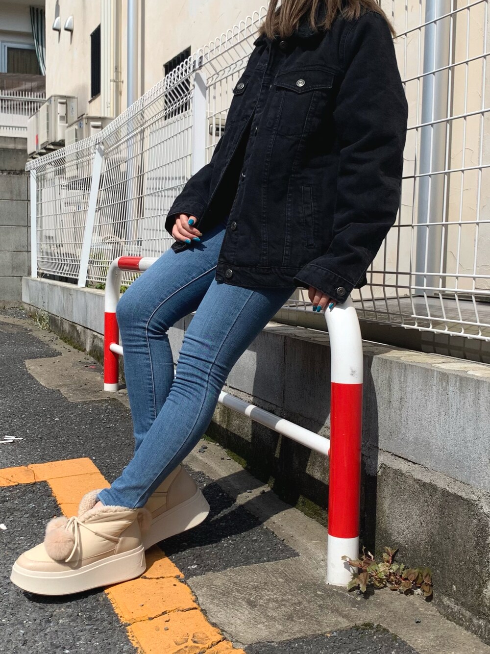 「デニムジャケット、デニムパンツ、ボアジャケット、ブーツ、ショートブーツ、ムートンブーツ、デニム、ムートン、ボア、ブラック、プチプラ、カジュアル、パンツスタイル、秋コーデ、冬コーデ」｜「Bershkaのアイテム（デニムジャケット、ブラック系）」を使った、AsHFさん（レディース・153cm）の秋コーディネートの1枚目の写真