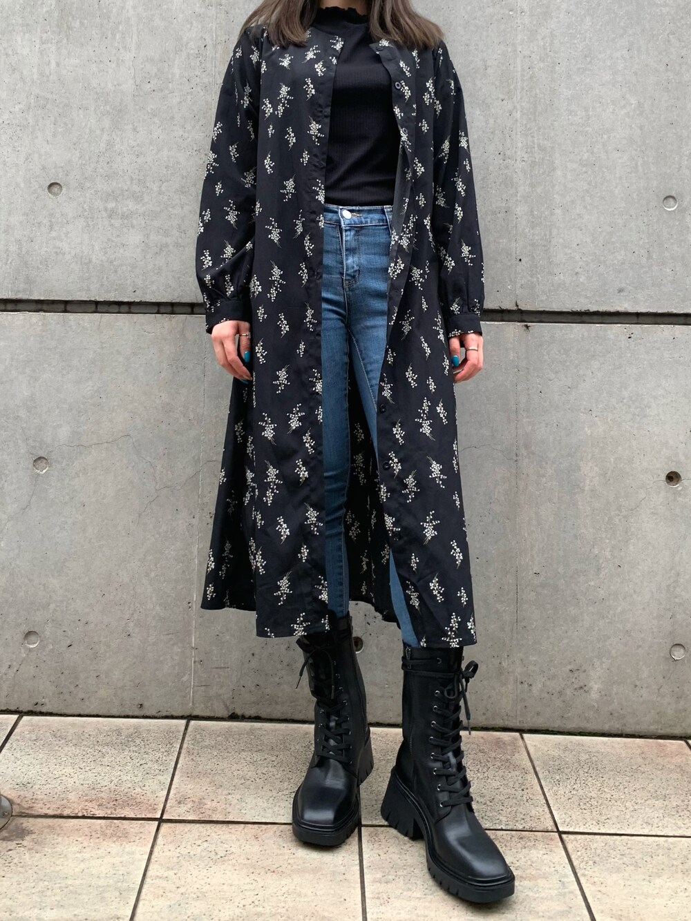 「リブニット、ロングカーディガン、デニム、デニムパンツ、パンツスタイル、ブーツ、レースアップブーツ、ヒールブーツ、厚底シューズ、レースアップシューズ、花柄、ブラック、秋のコーデ、低身長コーデ、韓国ファッション」｜「GUのアイテム（Tシャツ/カットソー、ブラック系）」を使った、AsHFさん（レディース・153cm）の秋コーディネートの1枚目の写真