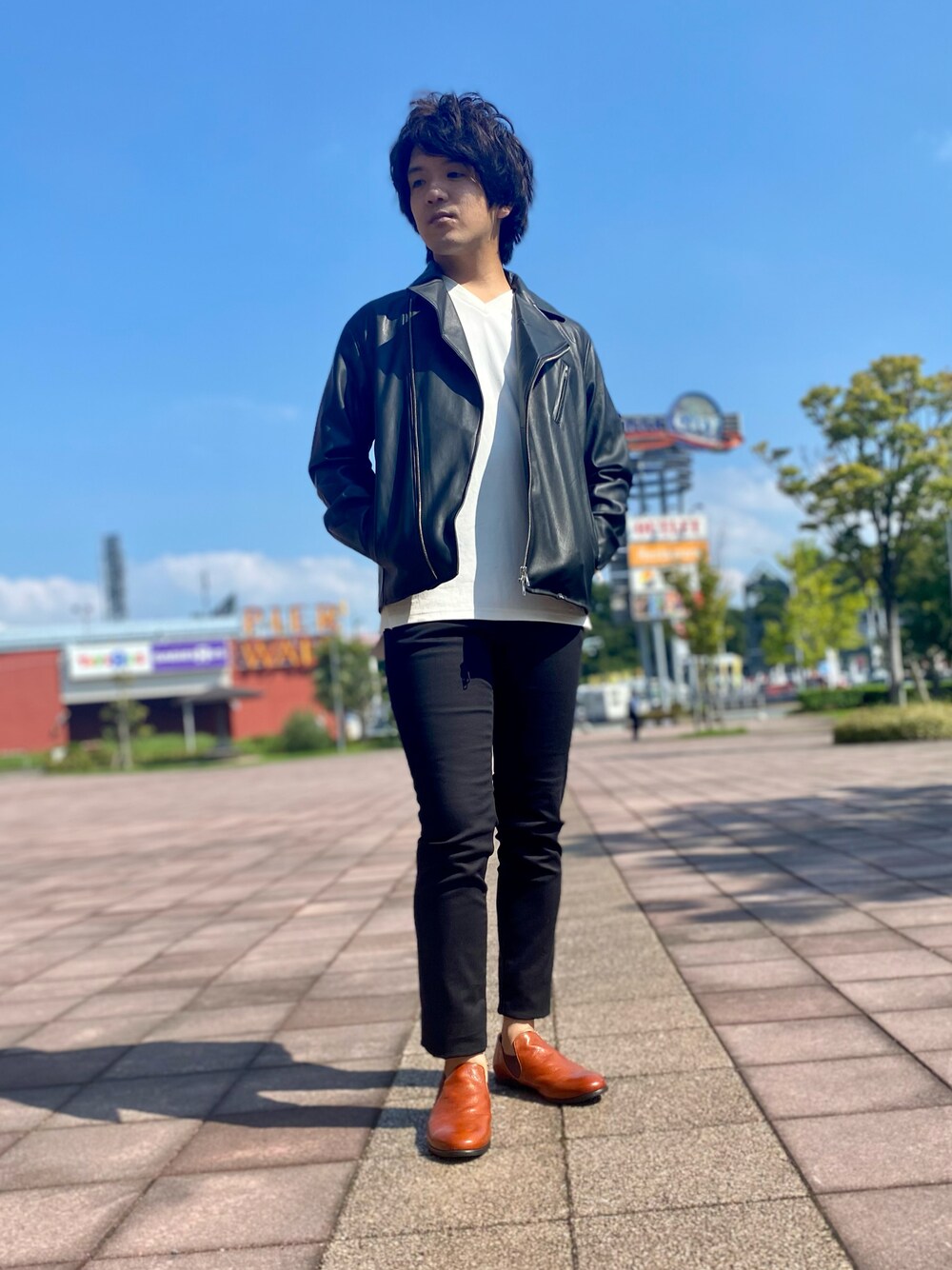 「カジュアルコーデ、秋服、シンプルコーデ、ライダース、ダブルライダース、ブラック、Vネック、Tシャツ、ホワイト、スキニー、チノパン、スリッポン、ブラウン、abahouse、alfredoBANNISTER」｜「ABAHOUSE GRAYのアイテム（ライダースジャケット、ブラック系）」を使った、kentaさん（メンズ・165cm）の秋コーディネートの1枚目の写真