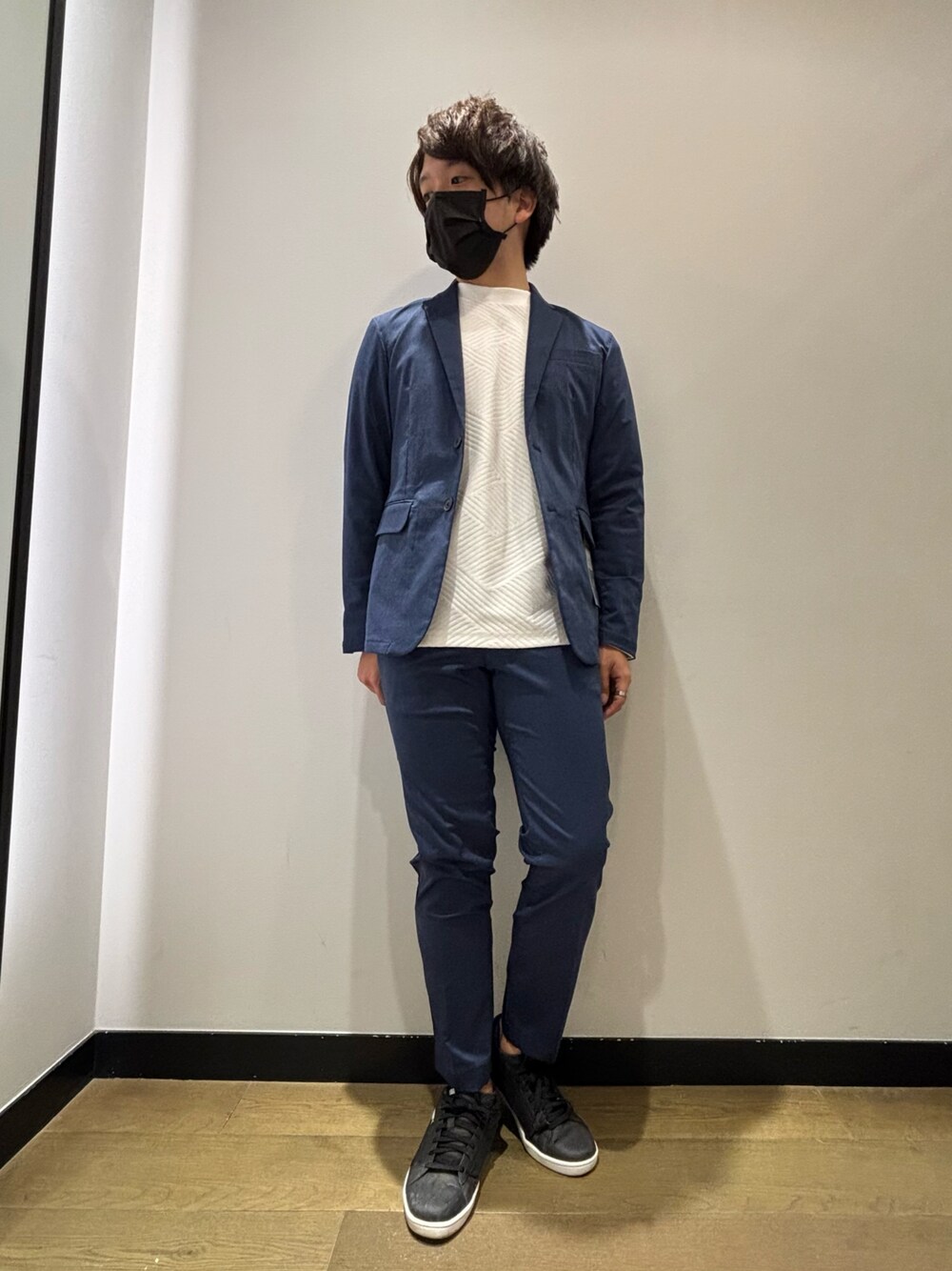 「春コーデ、セットアップ、ジャケット、ジャケットスタイル、Tシャツ、イージーパンツ、スラックス、きれいめカジュアル、キレイめ、オフィスカジュアル、ビジネススタイル、オトナカジュアル、大人カジュアル、大人コーデ、abahouse」｜「ABAHOUSE GRAYのジオメトリックリンクス 長袖Tシャツ（Tシャツ/カットソー、ホワイト系）」を使った、kentaさん（メンズ・165cm）の春コーディネートの1枚目の写真
