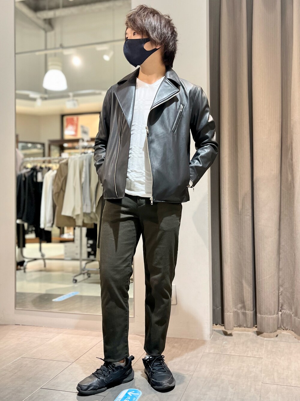 「春、春コーデ、春アウター、シンプルコーデ、シンプル、大人カジュアル、低身長、ライダース、ブラック、Tシャツ、ホワイト、イージーパンツ、カーキ、ダークグリーン、abahouse」｜「ABAHOUSE GRAYのネオレザー セミダブル ライダース ジャケット（ライダースジャケット、ブラック系）」を使った、kentaさん（メンズ・165cm）の冬コーディネートの1枚目の写真