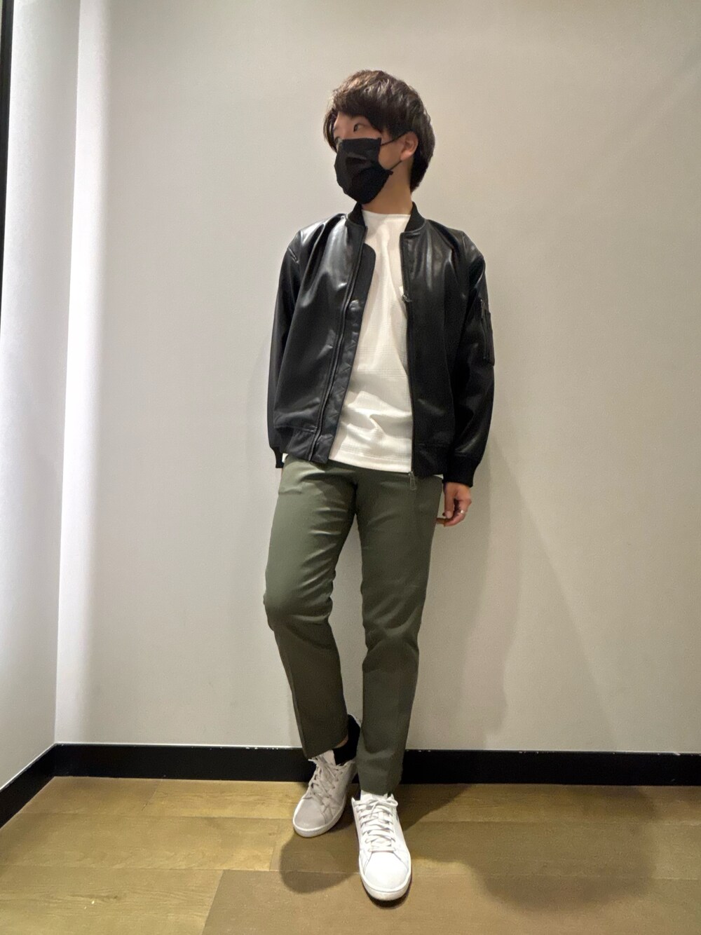 「春コーデ、ブルゾン、Tシャツ、チノパン、イージーパンツ、カジュアル、カジュアルコーデ、オトナカジュアル、大人カジュアル、大人コーデ、お出かけコーデ、休日スタイル、シンプルコーデ、デート、abahouse」｜「AH ABAHOUSEの【AH ABAHOUSE / MA-1型】エコレザー ブルゾン（ライダースジャケット、ブラック系）」を使った、kentaさん（メンズ・165cm）の春コーディネートの1枚目の写真