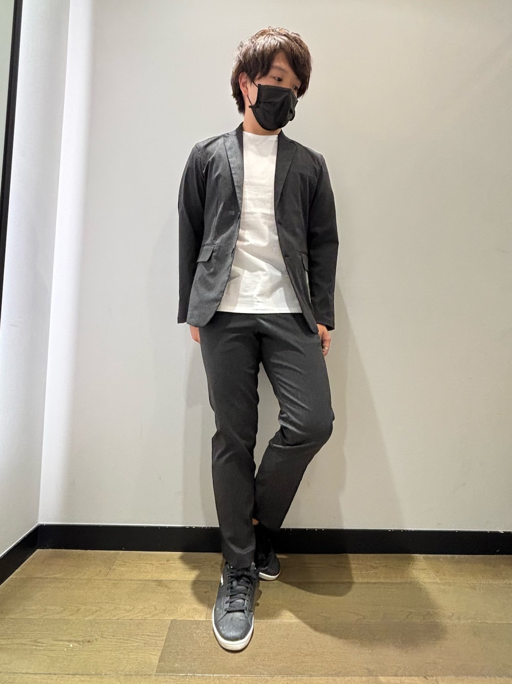 「夏、夏コーデ、セットアップ、ジャケット、Tシャツ、イージーパンツ、スラックス、オフィスカジュアル、ビジネススタイル、キレイめ、きれいめカジュアル、オトナカジュアル、大人カジュアル、大人コーデ、abahouse」｜「ABAHOUSE GRAYの【セットアップ対応】COOL DRYMAX ジャケット（テーラードジャケット、ブラック系）」を使った、kentaさん（メンズ・165cm）の春コーディネートの1枚目の写真