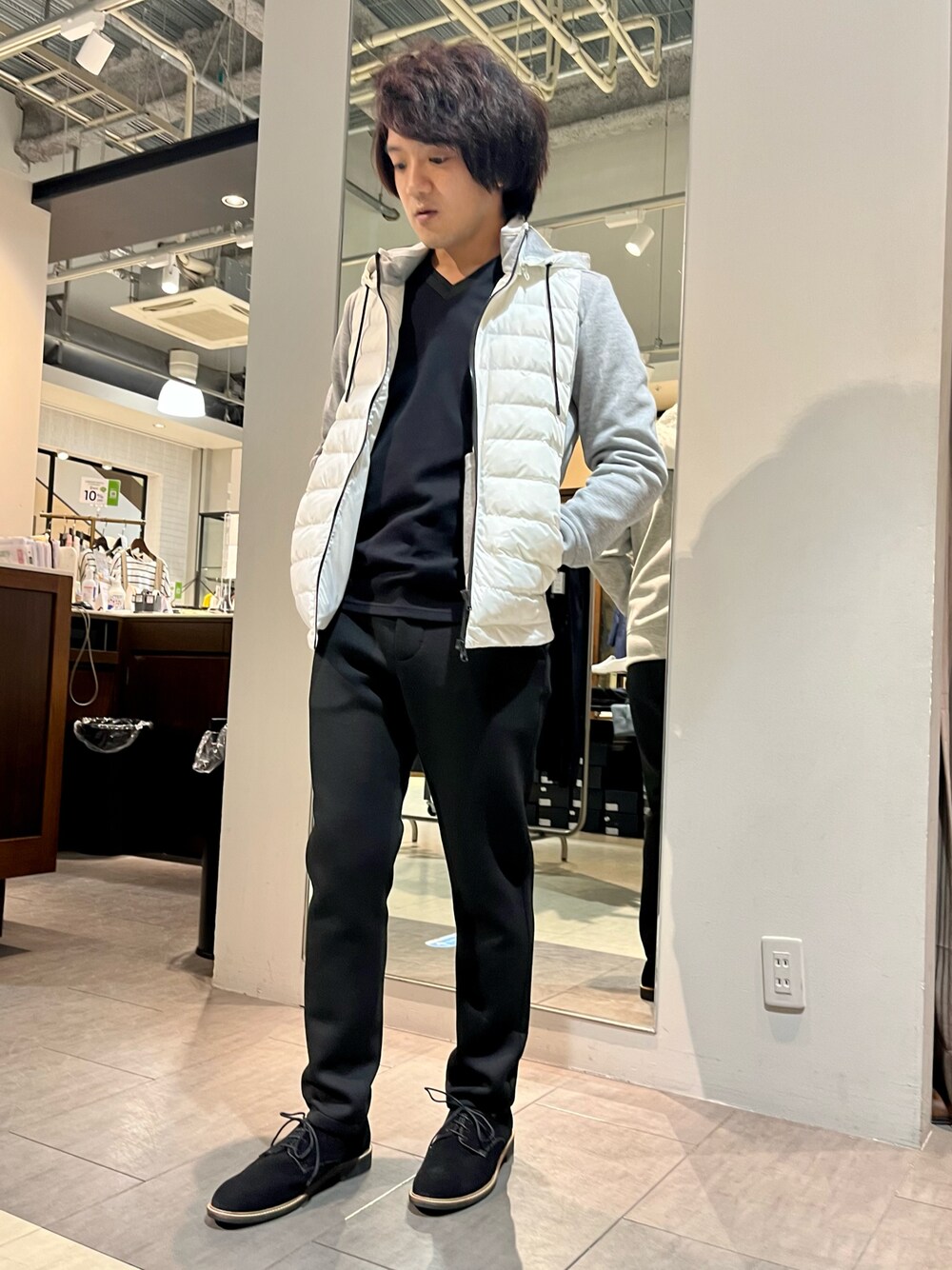 ホワイト系のブルゾン、ブラック系のTシャツ/カットソー、ブラック系のその他パンツを着用したメンズの秋コーディネートの1枚目の写真