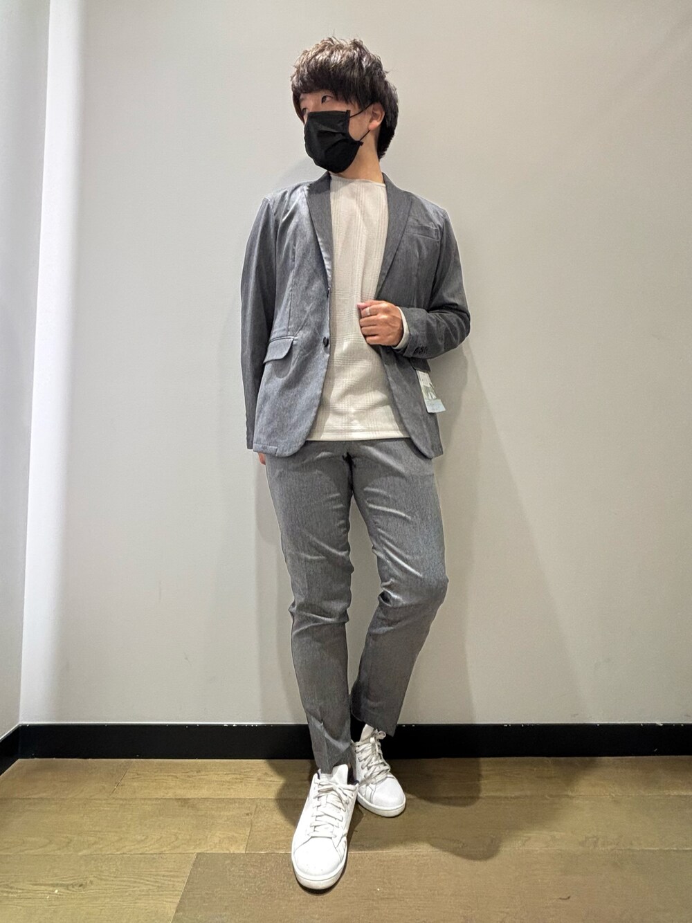 「春コーデ、セットアップ、ジャケット、Tシャツ、イージーパンツ、スラックス、きれいめカジュアル、キレイめ、オフィスカジュアル、カジュアル、カジュアルコーデ、オトナカジュアル、大人カジュアル、シンプルコーデ、abahouse」｜「ABAHOUSE GRAYの【セットアップ対応】COOL DRYMAX ジャケット（テーラードジャケット、グレー系）」を使った、kentaさん（メンズ・165cm）の春コーディネートの1枚目の写真