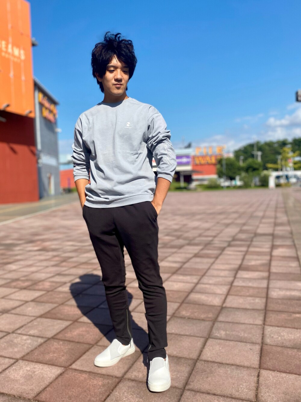 「秋のコーデ、カジュアル、シンプル、ロンT、ビックシルエット、オーバーサイズ、スキニー、ブラック、スリッポン、ホワイト、abahouse、5351 POUR LES HOMMES、alfredoBANNISTER、NEWHATTAN」｜「newhattanの【別注/NEWHATTAN】ロゴ 袖刺繍 ロング Tシャツ（Tシャツ/カットソー、ブルー系）」を使った、kentaさん（メンズ・165cm）の秋コーディネートの1枚目の写真