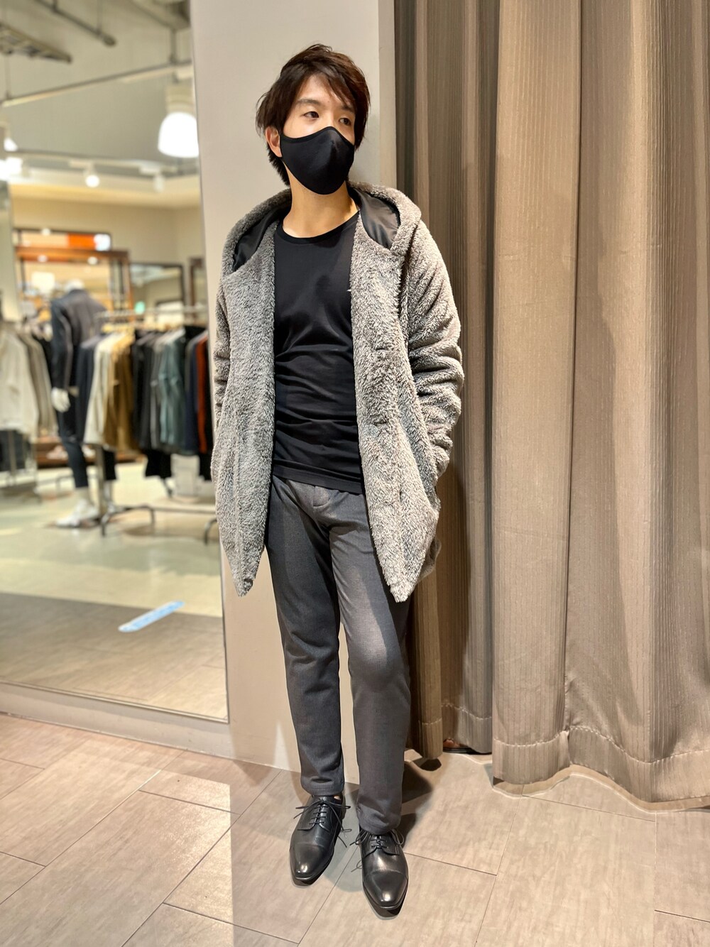 「冬コーデ、シンプルコーデ、冬アウター、ファーコート、コート、グレー、Tシャツ、ブラック、イージーパンツ、チャコールグレー、革靴、ストレートチップ、abahouse、5351 POUR LES HOMMES、alfredoBANNISTER」｜「5351 POUR LES HOMMESの【BLANC】ファー フードコート（ムートンコート、グレー系）」を使った、kentaさん（メンズ・165cm）の冬コーディネートの1枚目の写真