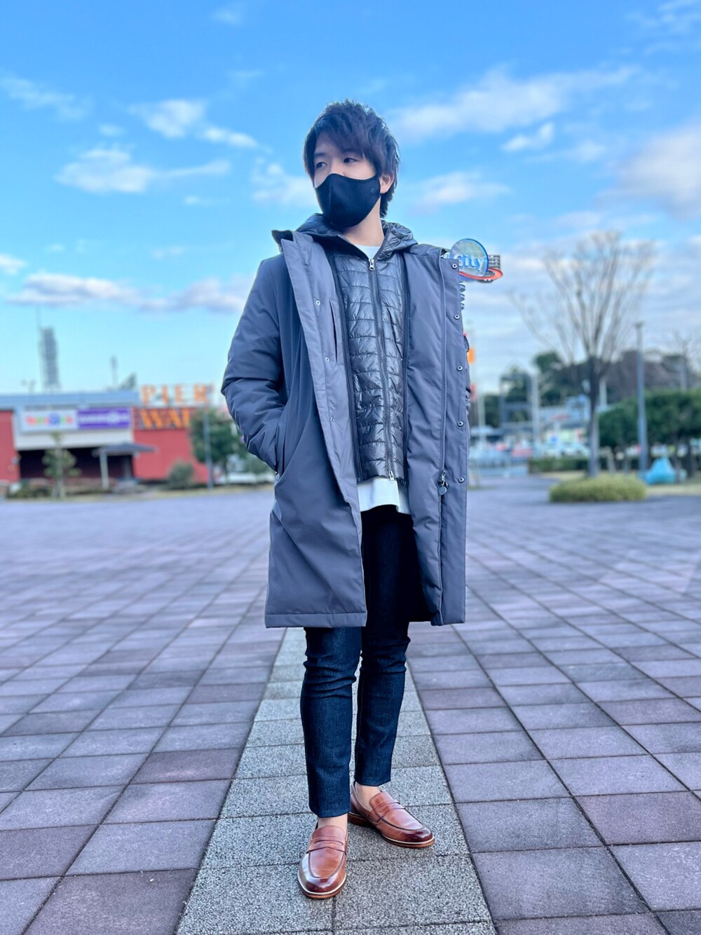 「大人コーデ、きれいめカジュアル、あったかコーデ、シンプル、冬コーデ、ダウンコート、グレー、レイヤード、チノパン、デニム、ローファー、キャメル、abahouse、alfredoBANNISTER、g-stage」｜「g-stageの【新着】２WAY フードレイヤードダウンコート（ダウンジャケット/コート、グレー系）」を使った、kentaさん（メンズ・165cm）の冬コーディネートの1枚目の写真