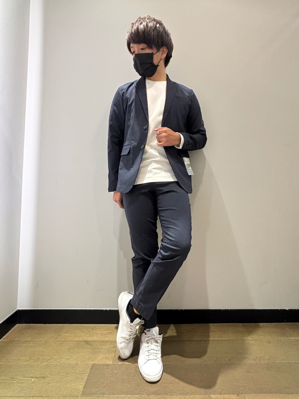 「春、春コーデ、セットアップ、ジャケット、Tシャツ、スラックス、イージーパンツ、きれいめカジュアル、キレイめ、オフィスカジュアル、ビジネススタイル、オトナカジュアル、大人カジュアル、大人コーデ、abahouse」｜「ABAHOUSE GRAYの【クルーネック】ポンチ 長袖 Tシャツ（Tシャツ/カットソー、ホワイト系）」を使った、kentaさん（メンズ・165cm）の春コーディネートの1枚目の写真