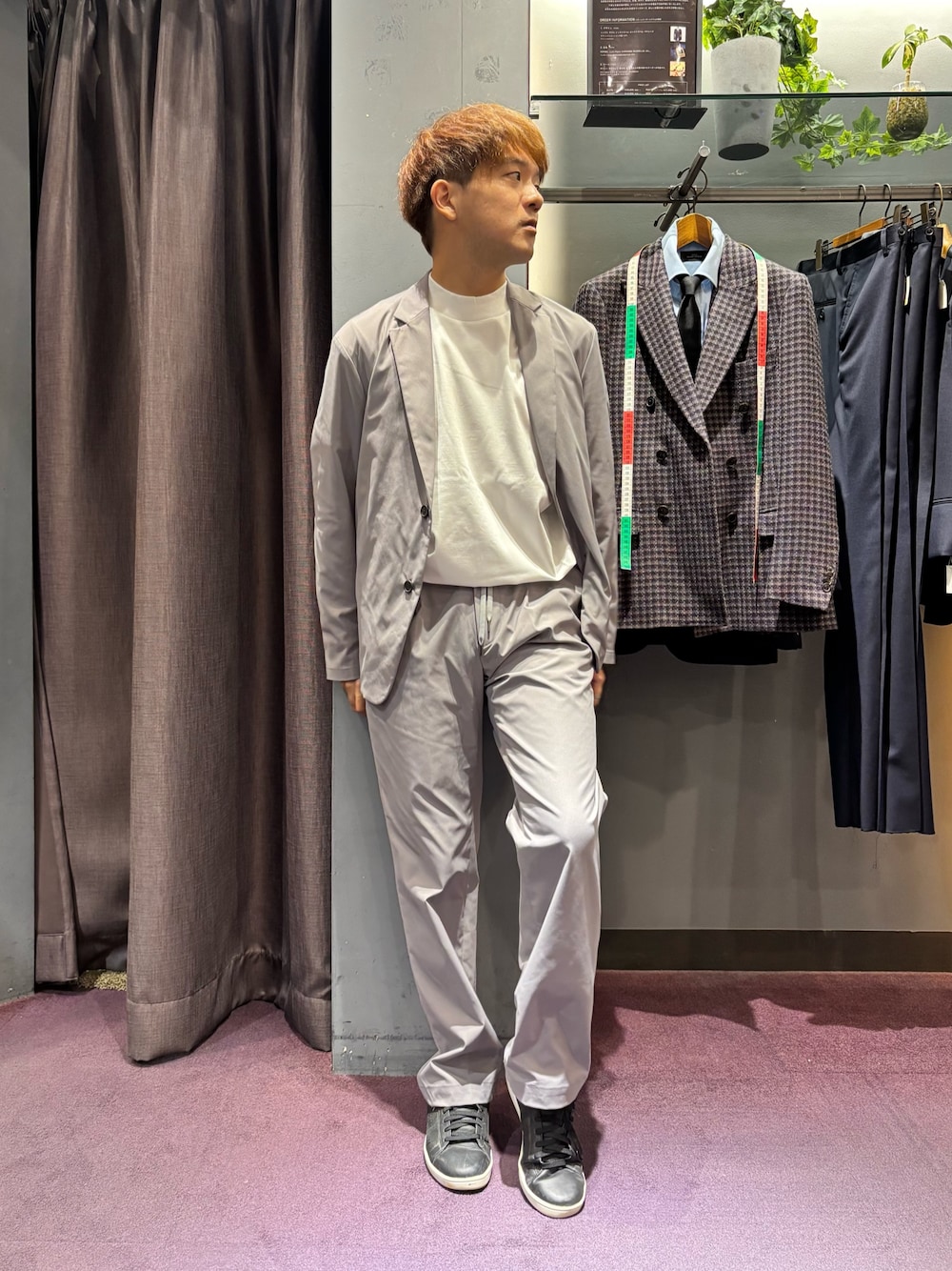 グレー系のセットアップ、ホワイト系のTシャツ/カットソー、グレー系のその他パンツを着用したメンズの秋コーディネートの1枚目の写真