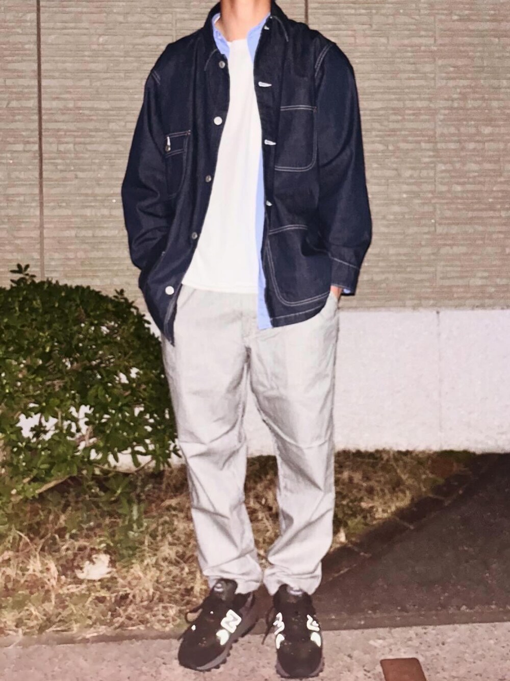 「春コーデ、春服、シンプルコーデ、モノトーンコーデ、お洒落さんとつながりたい、大人カジュアル、今日のコーデ」｜「NEW BALANCEのアイテム（スニーカー、ブラック系）」を使った、AsN9-ooさん（メンズ・177cm）の春コーディネートの1枚目の写真