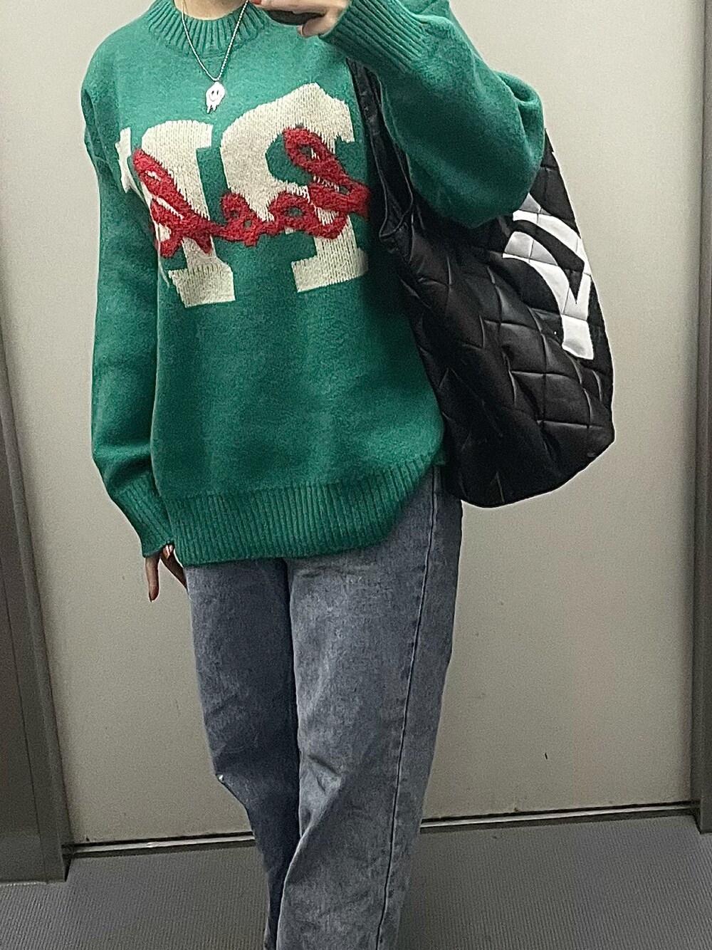 「春服デビュー宣言、春コーデ、春服コーデ、低身長コーデ、デニム、春服、トートバッグ、春ニット、プチプラ、outfit、春色、大学生、グリーン、ニット、ストリートコーデ」｜「MLBのMLB キルティングミニトートバッグ（トートバッグ、ブラック系）」を使った、身代金さん（レディース・152cm）の春コーディネートの1枚目の写真