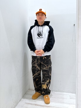 「XLARGE（エクストララージ）のXLARGE×ROLAND SNAPBACK MESH CAP（キャップ、オレンジ系）」を使った、田中翔太郎さん（メンズ・171cm）の秋コーディネート