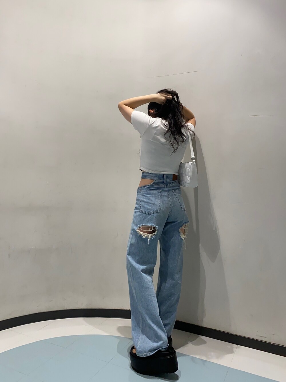 ホワイト系のTシャツ/カットソー、ブルー系のデニムパンツ、ブラック系のサンダルを着用したレディースの夏コーディネートの1枚目の写真