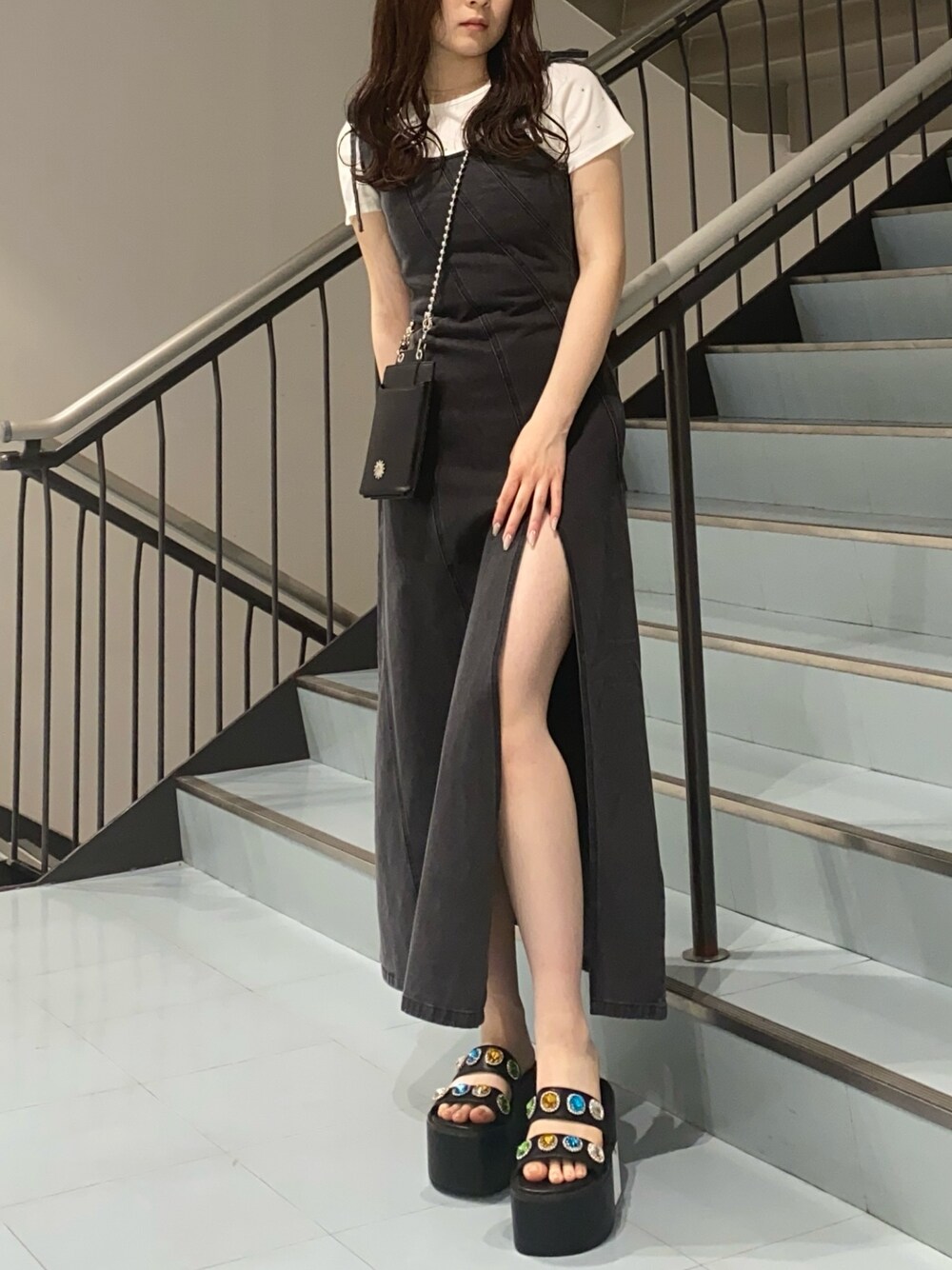 ブラック系のサンダル、ブラック系のワンピース、ホワイト系のTシャツ/カットソーを着用したレディースの夏コーディネートの1枚目の写真